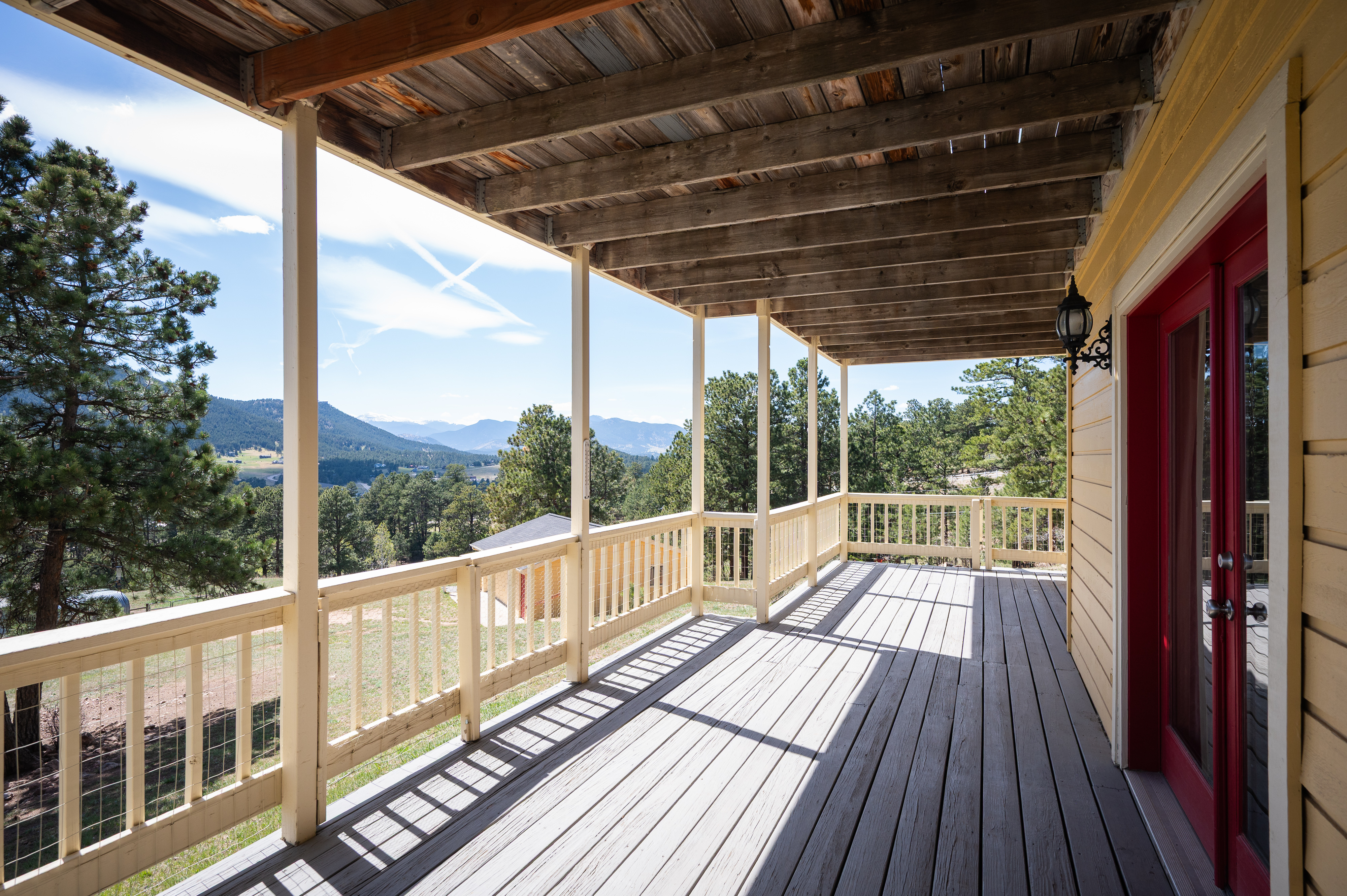  Tucked into the Foothills of the Rocky Mountains your majestic paradise awaits - 物件實景
