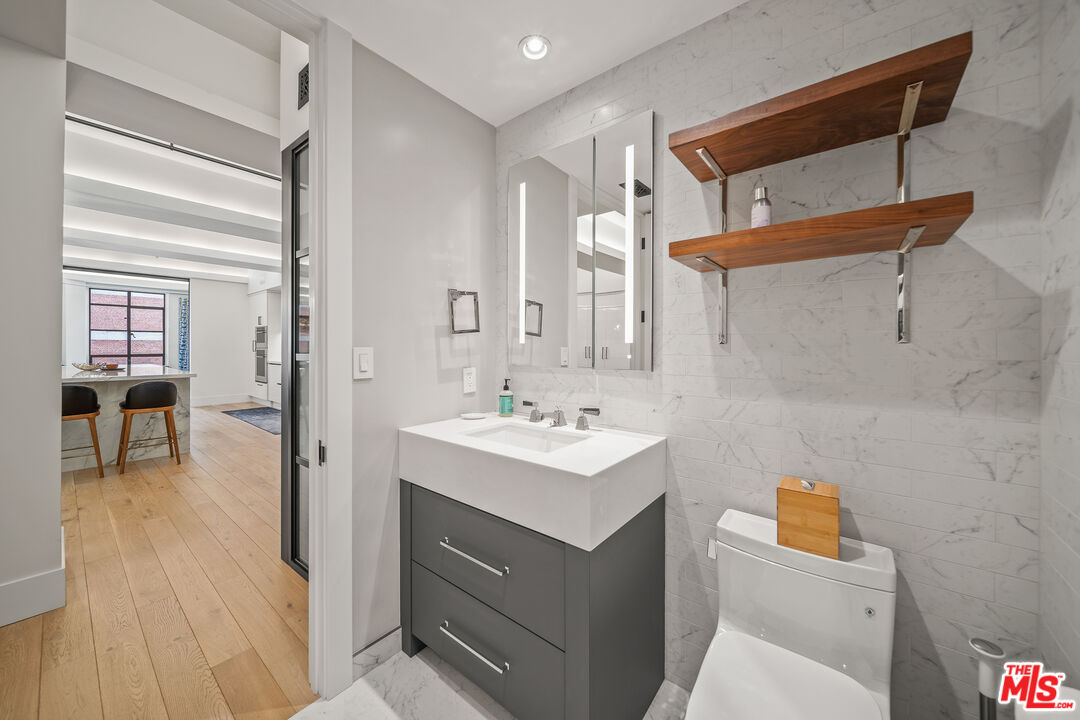 Los Angeles, California, 90014, United States, 2 Bedrooms Bedrooms, ,2 BathroomsBathrooms,Residential,For Sale,1938592