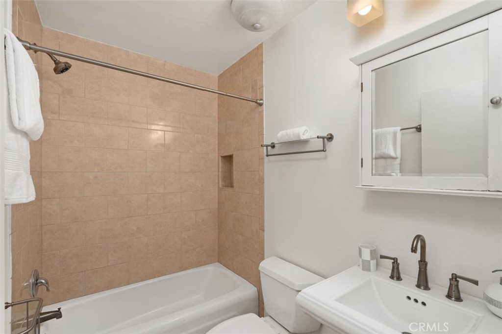 Los Angeles, California, 90025, United States, 2 Bedrooms Bedrooms, ,2 BathroomsBathrooms,Residential,For Sale,1912181