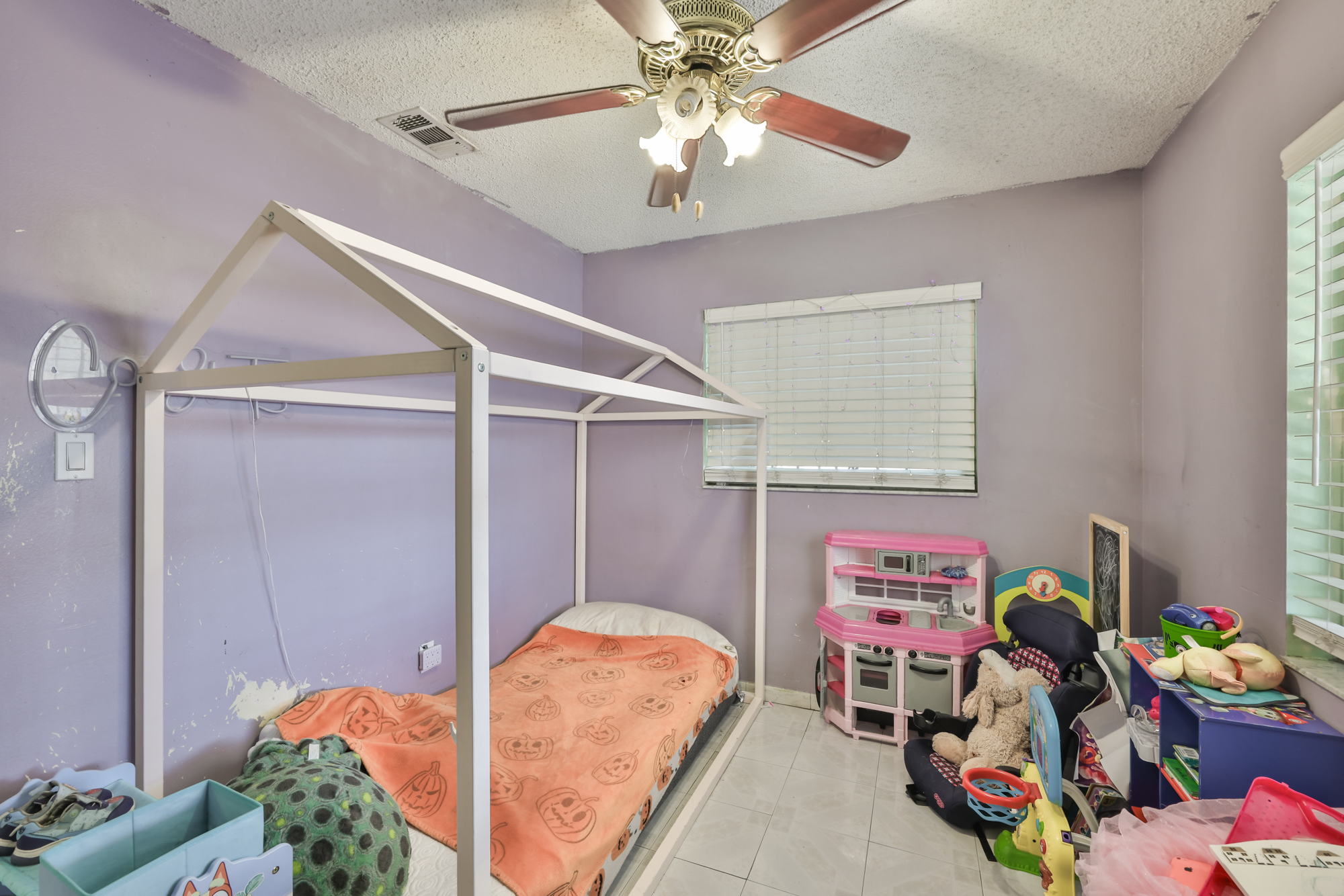 Tampa, Florida, 33603, United States, 3 Bedrooms Bedrooms, ,2 BathroomsBathrooms,Residential,For Sale,1995425