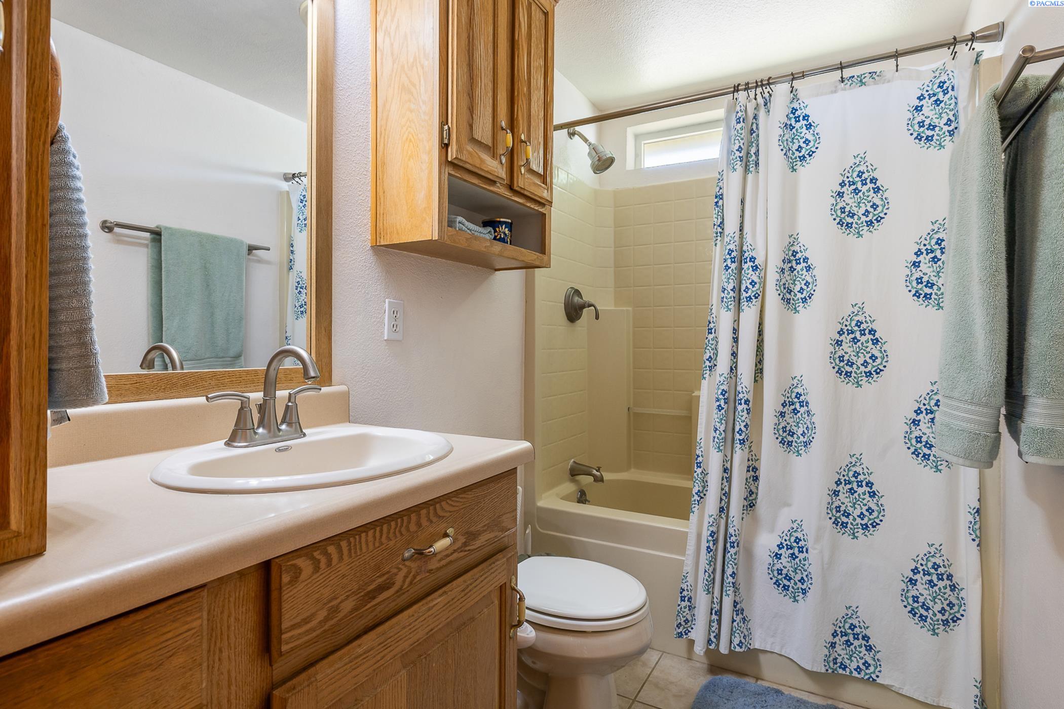Eltopia, Washington, 99330, United States, 4 Bedrooms Bedrooms, ,1 BathroomBathrooms,Residential,For Sale,1901493