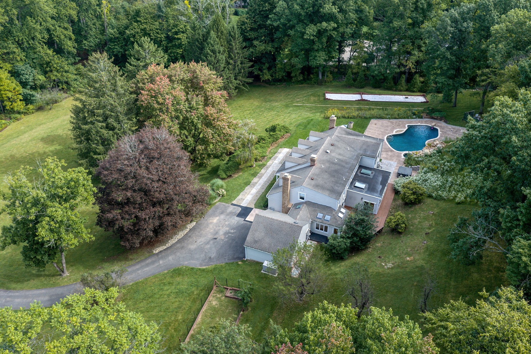  Updated Custom Colonial Home Brings Private Natural Setting Into Daily Life - 物件實景