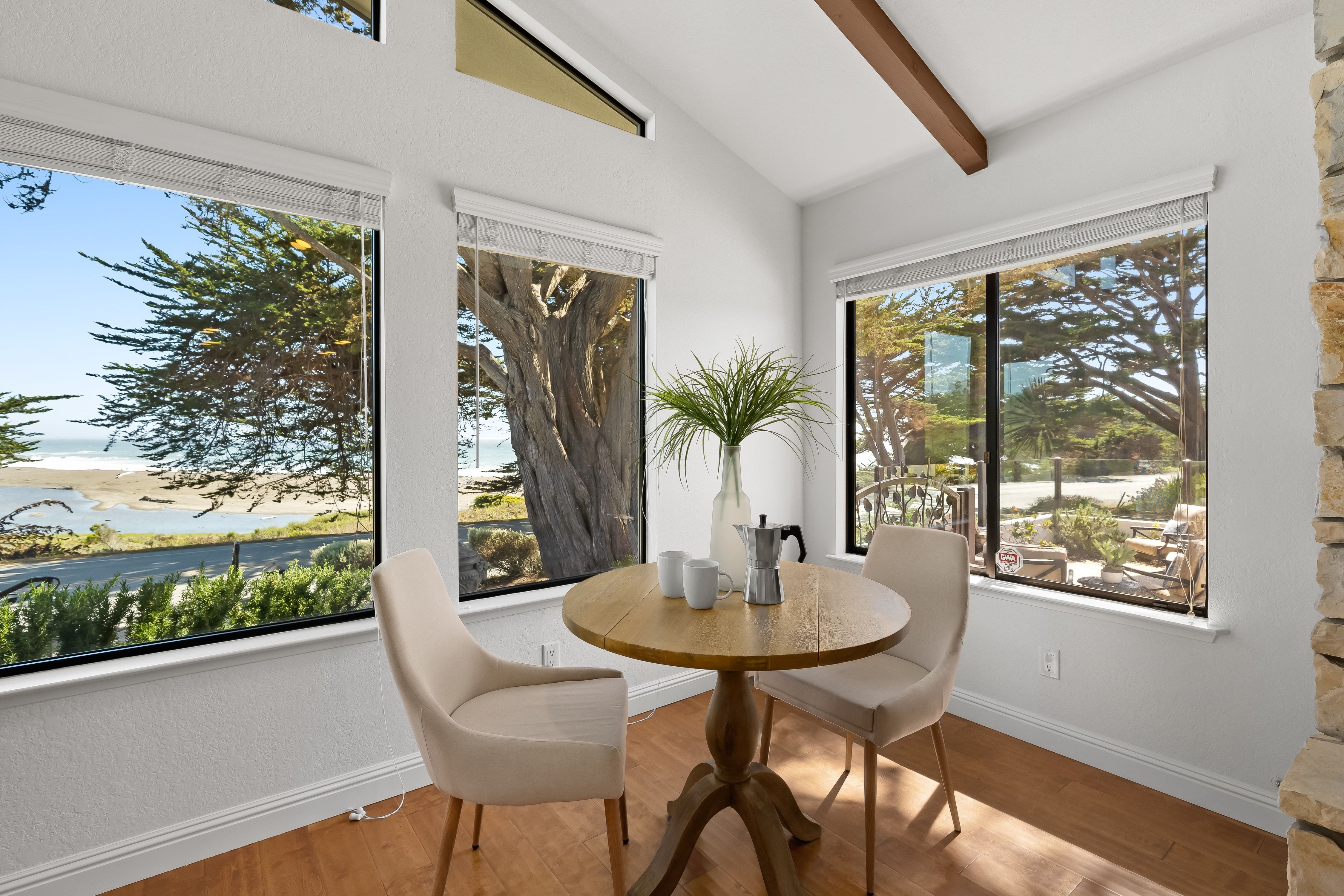  Rare Single-Level Oceanfront Retreat on World-Famous Moonstone Beach - 物件實景