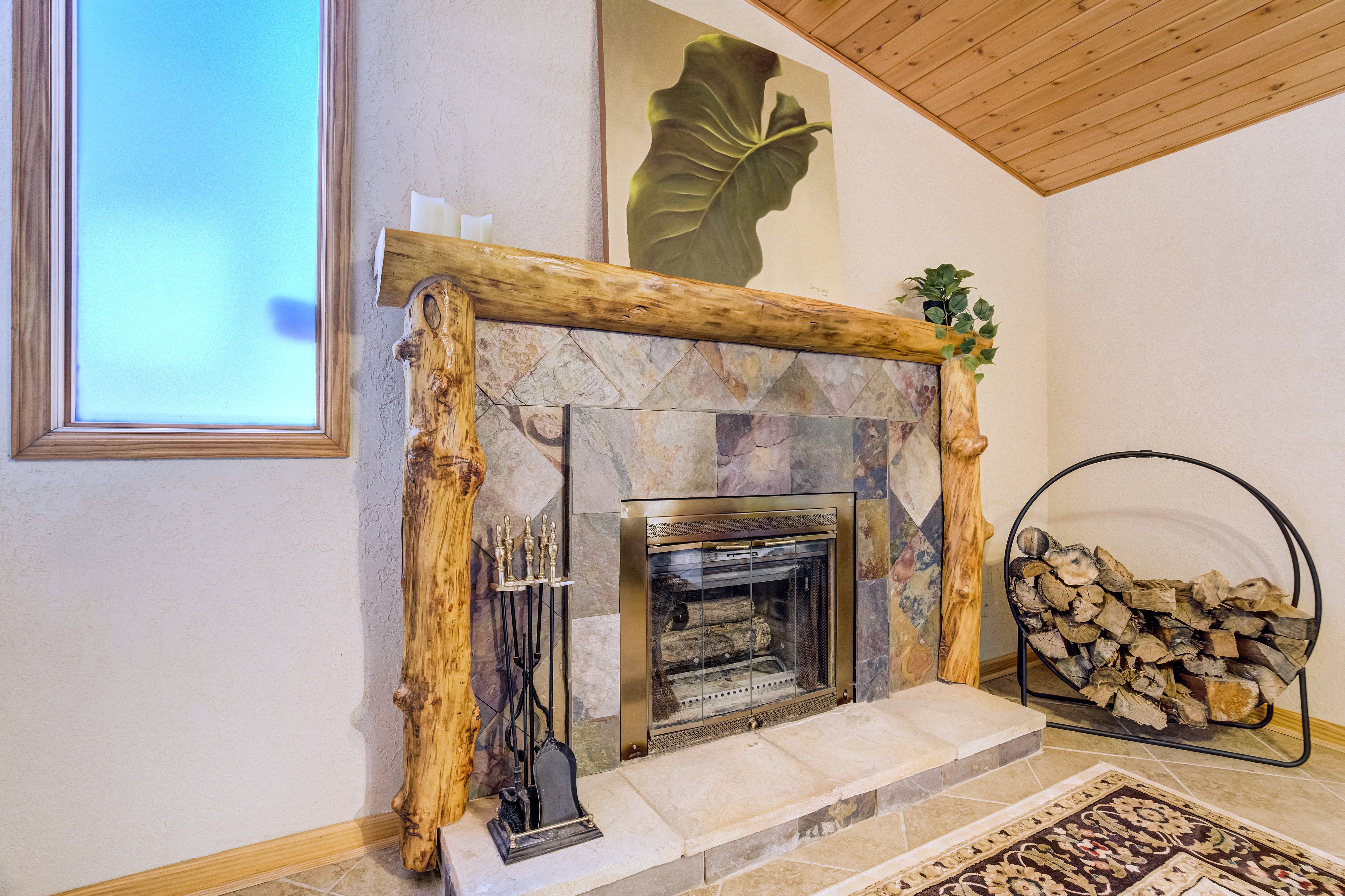  Nestled on a Spacious Corner Lot, Discover Mountain Charm w/ Warm Wood Accents - 物件實景