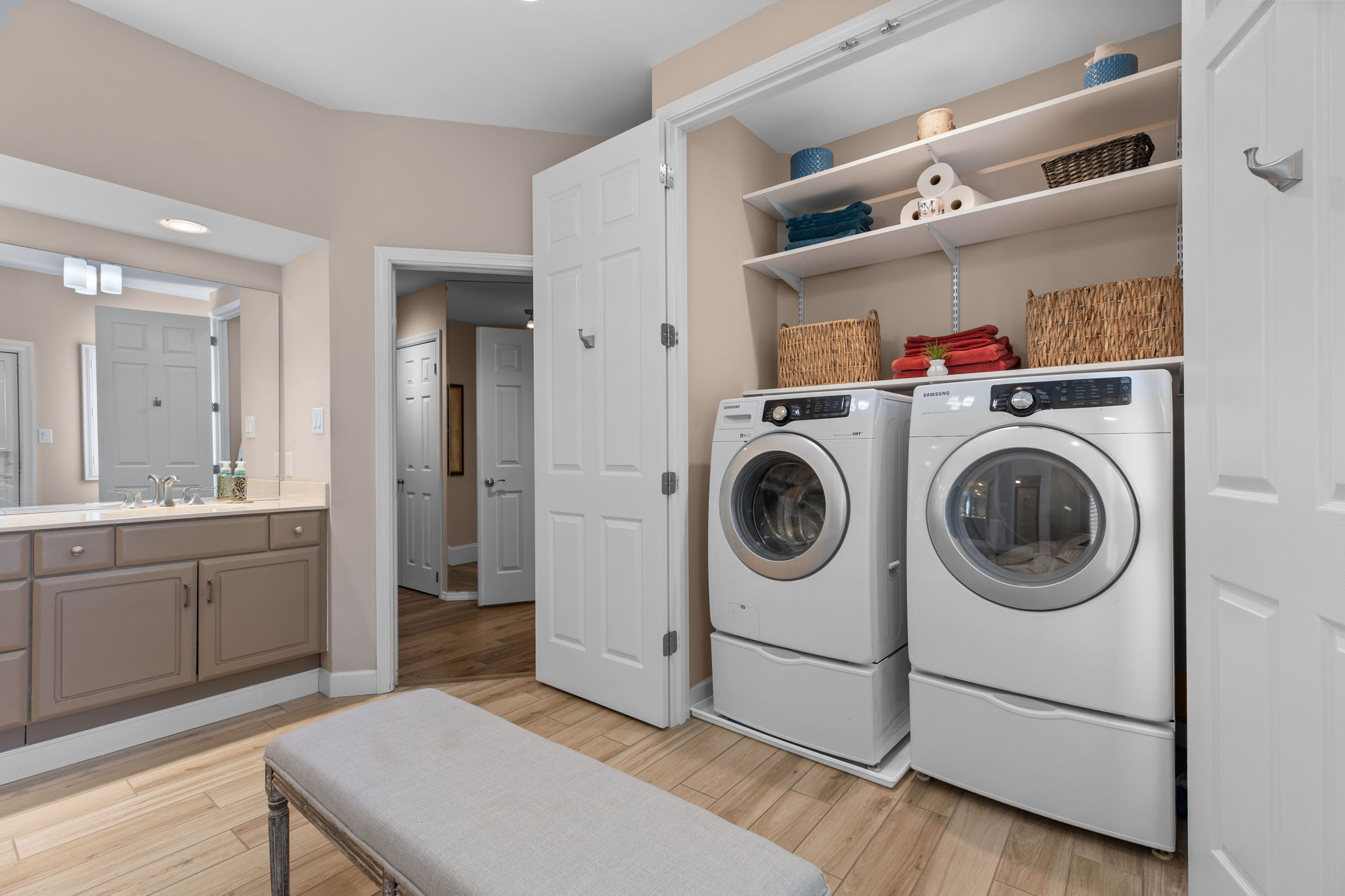  Stunning Cedar Springs Townhome with Modern Updates and Spacious Living - 物件實景