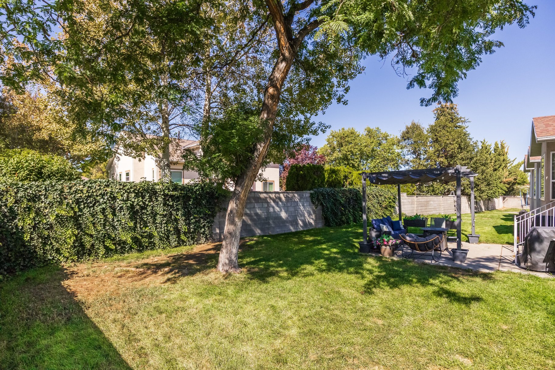  Multigenerational Living in South Jordan: 5 Beds, 2 Kitchens, 0.33-Acre Lot - 物件實景