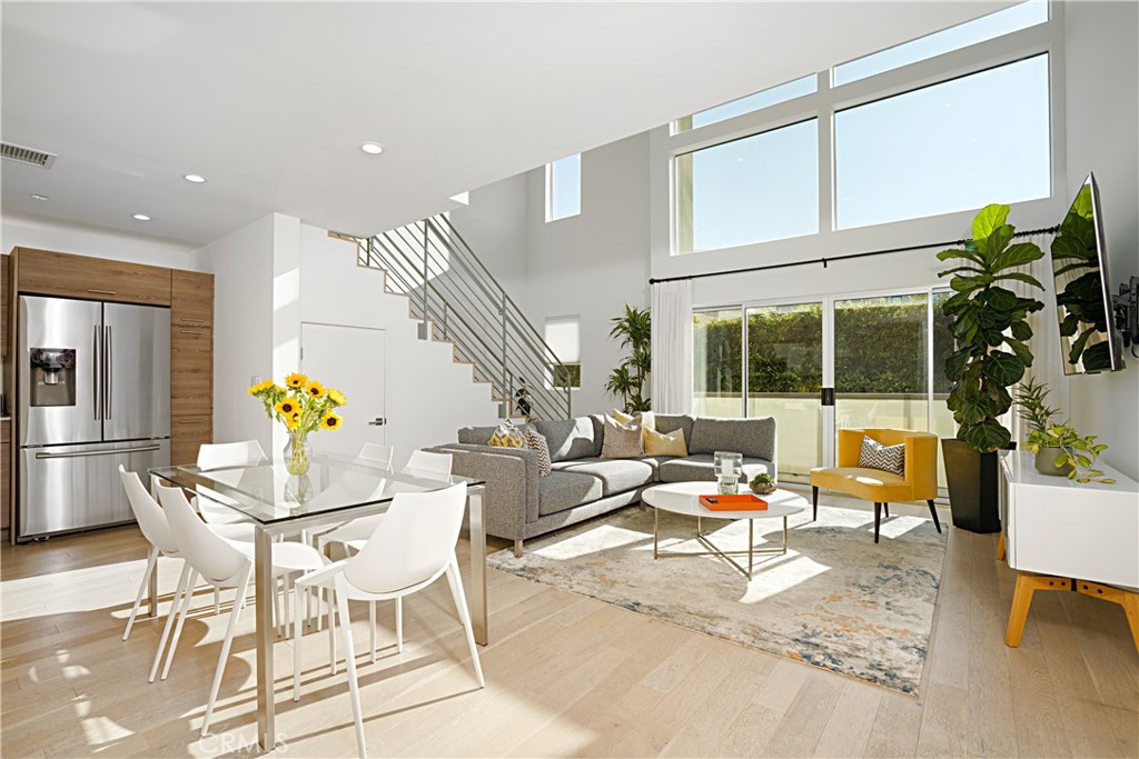 Los Angeles, California, 90019, United States, 2 Bedrooms Bedrooms, ,3 BathroomsBathrooms,Residential,For Sale,1990978