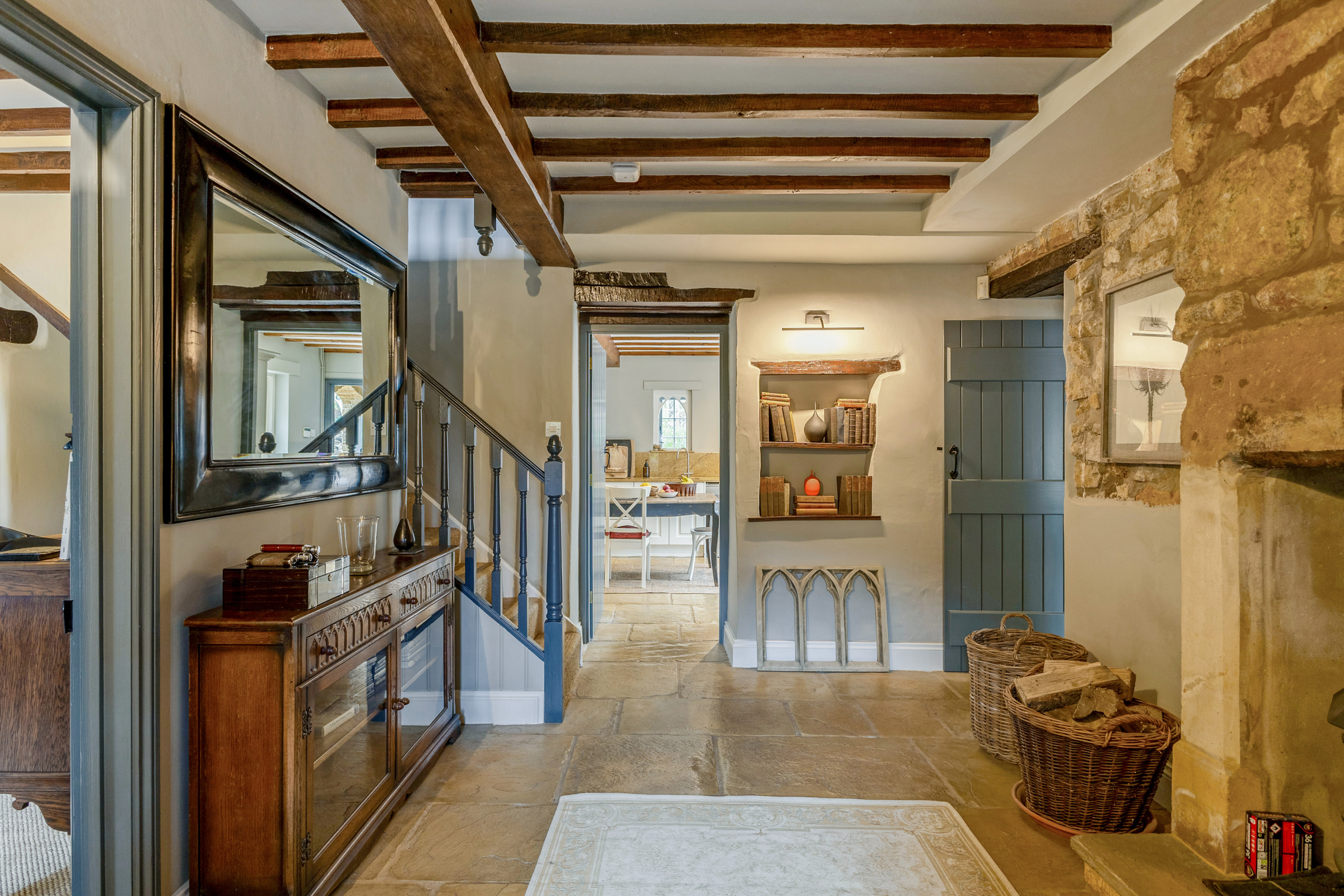  A Cotswolds stone village house with an annexe and extensive outbuildings - 物件實景