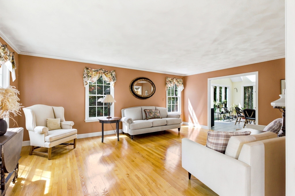 Middleton, Massachusetts, 01949, United States, 4 Bedrooms Bedrooms, ,3 BathroomsBathrooms,Residential,For Sale,2048371
