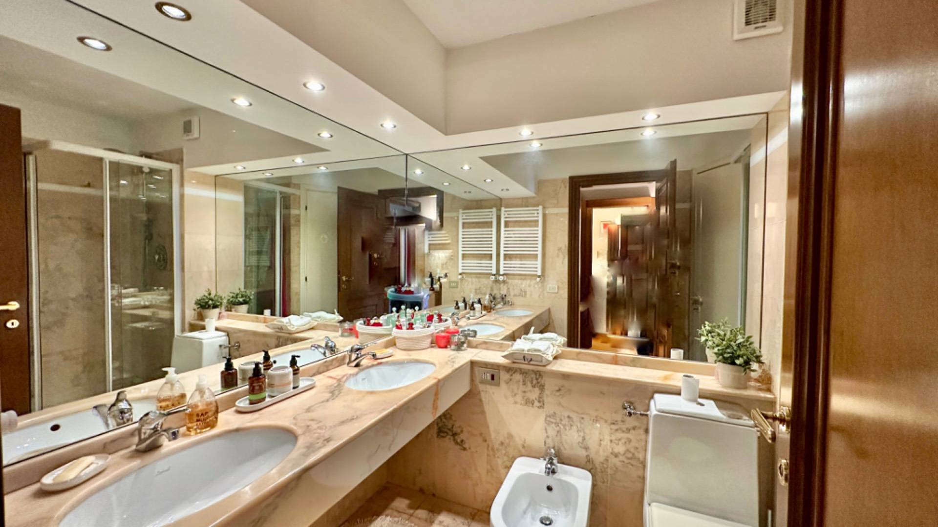 Roma, Roma, 00100, IT, 4 Bedrooms Bedrooms, ,3 BathroomsBathrooms,Residential,For Sale,1746322
