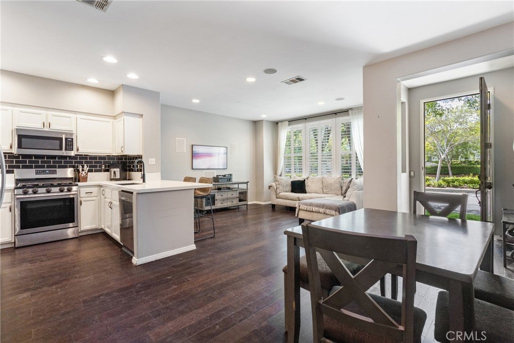 Valencia, California, 91355, United States, 3 Bedrooms Bedrooms, ,3 BathroomsBathrooms,Residential,For Sale,1941622