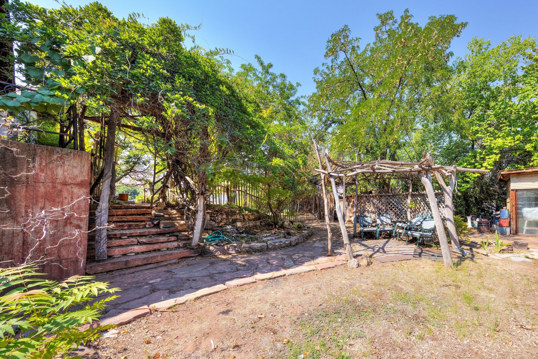  Great Location, Private Backyard & Plenty of Potential - 物件實景