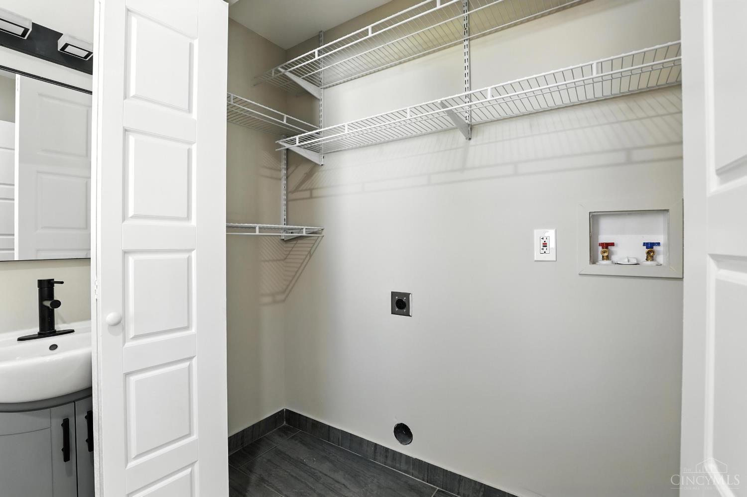 Cincinnati, Ohio, 45209, United States, 3 Bedrooms Bedrooms, ,3 BathroomsBathrooms,Residential,For Sale,1908402