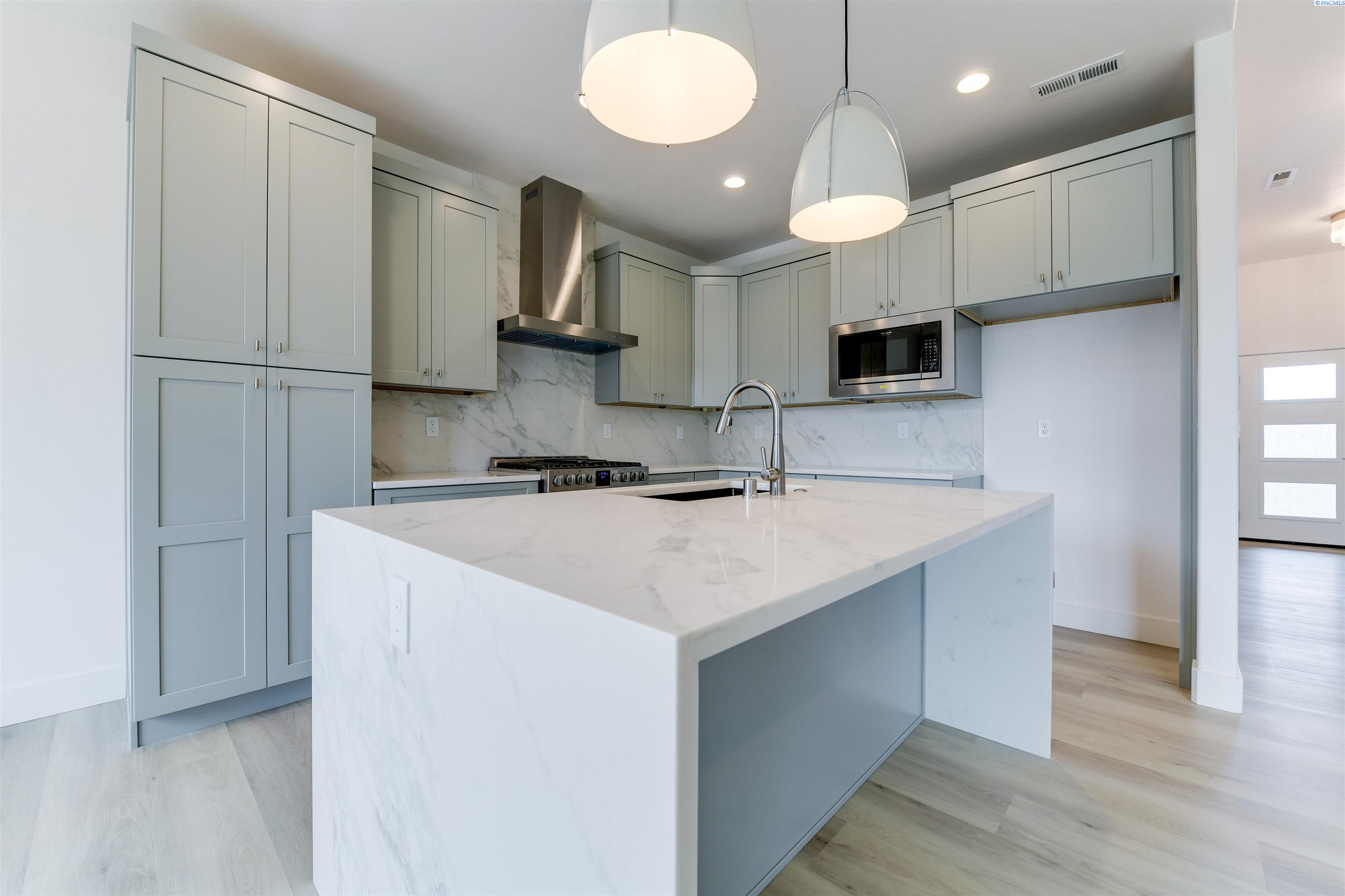 Richland, Washington, 99352, United States, 4 Bedrooms Bedrooms, ,1 BathroomBathrooms,Residential,For Sale,1992937