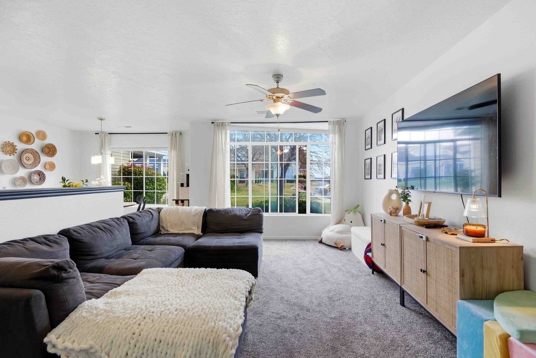  Open-Concept End-Unit with Updates in Knollwood Townhomes - 物件實景