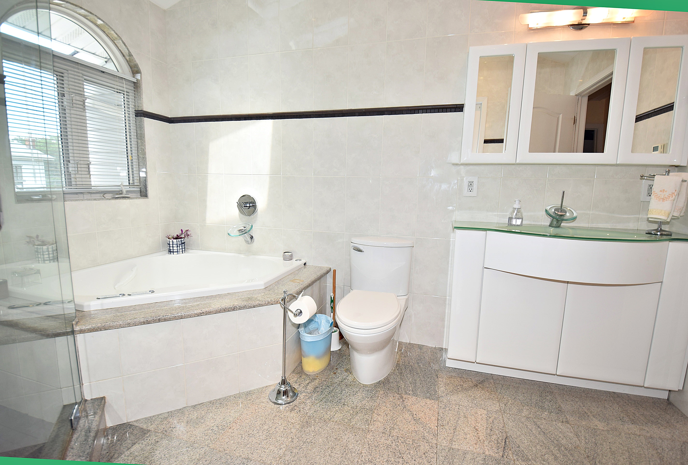 Wheatley Heights, New York, 11798, United States, 5 Bedrooms Bedrooms, ,2 BathroomsBathrooms,Residential,For Sale,1892743