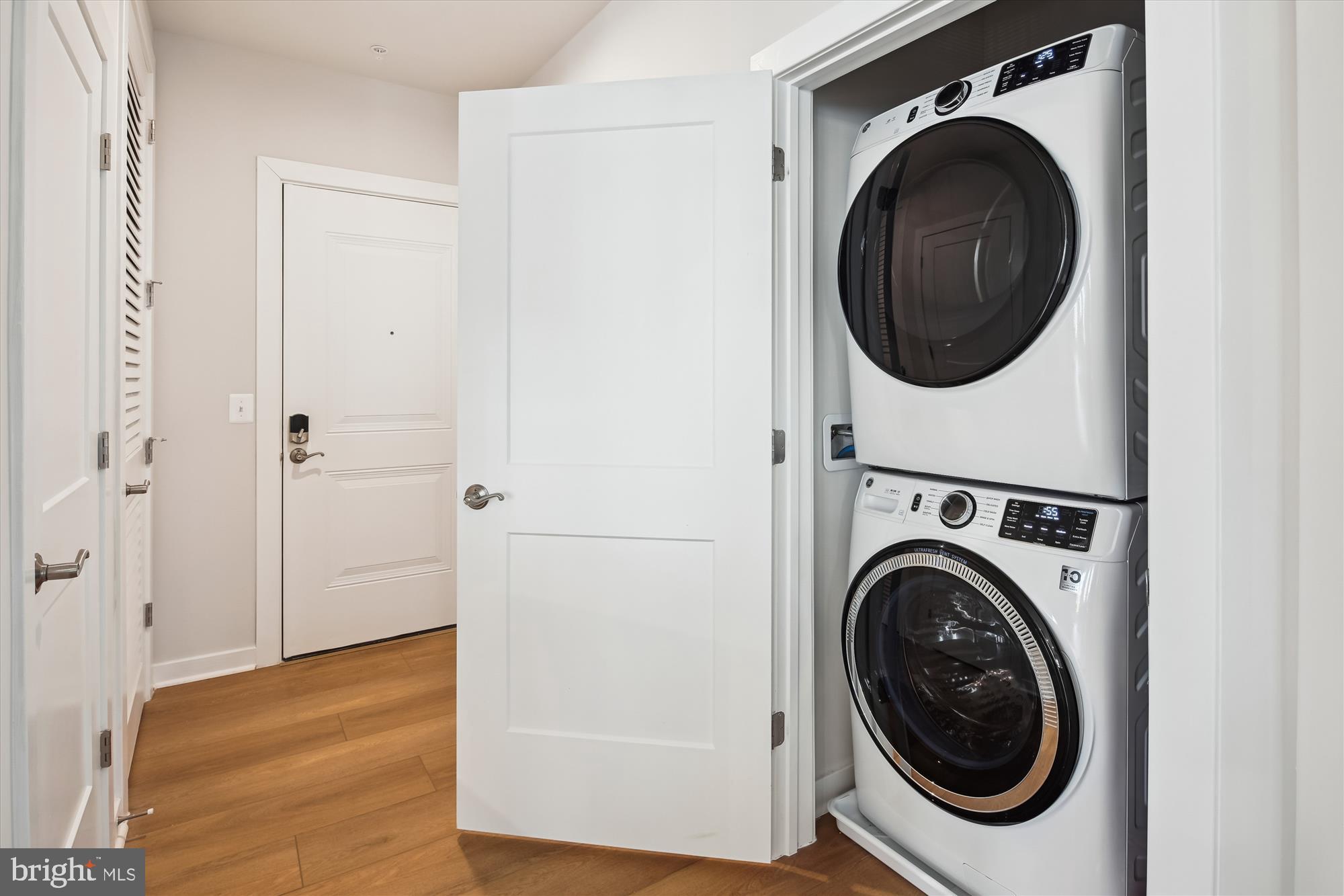 Reston, Virginia, 20190, United States, 2 Bedrooms Bedrooms, ,2 BathroomsBathrooms,Residential,For Sale,1915599