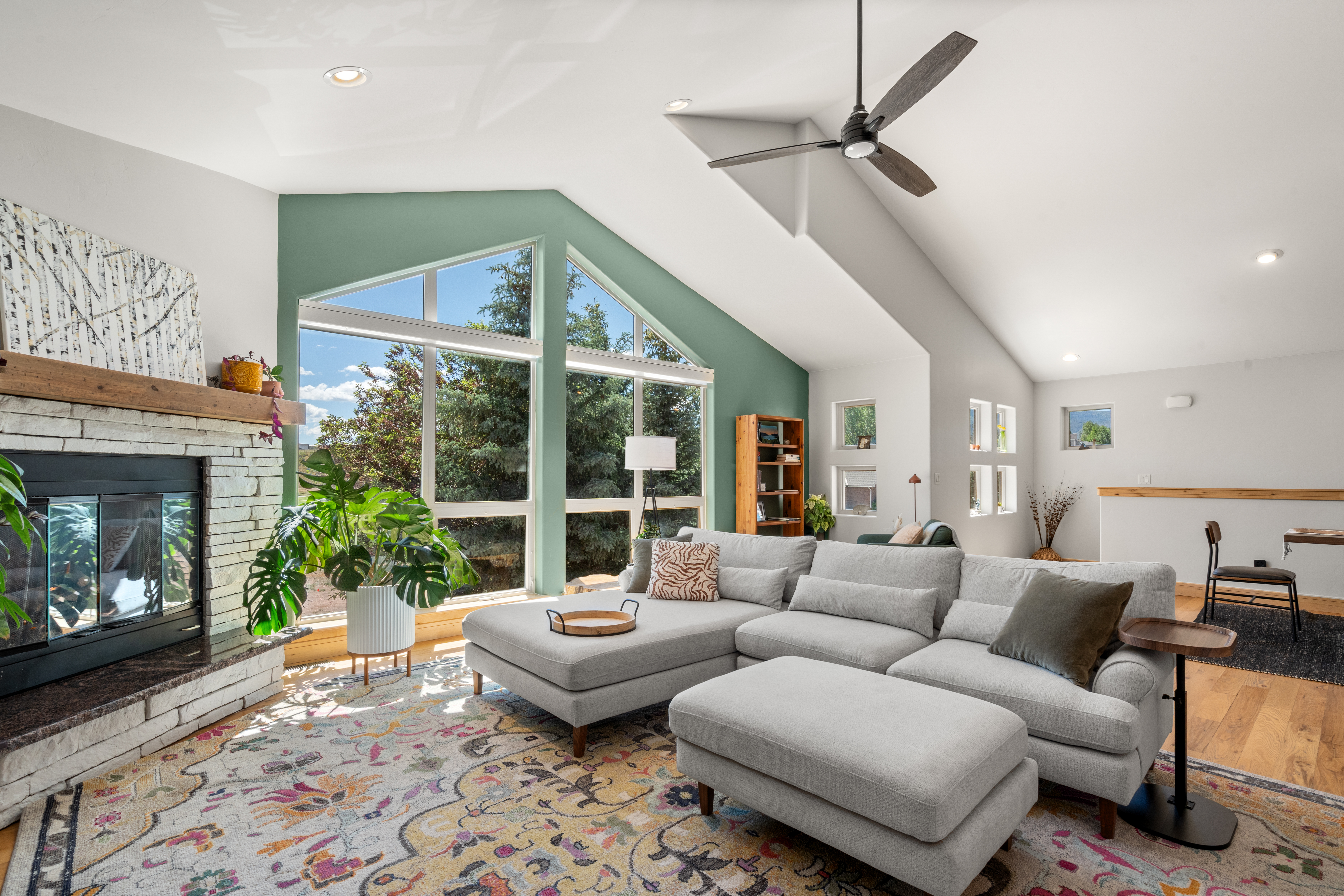  Inviting Home Features Soaring Vaulted Ceilings, Expansive Windows~ - 物件實景