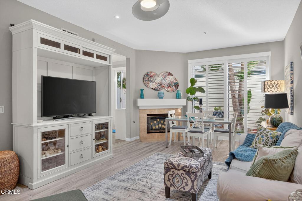 Moorpark, California, 93021, United States, 2 Bedrooms Bedrooms, ,3 BathroomsBathrooms,Residential,For Sale,1989466