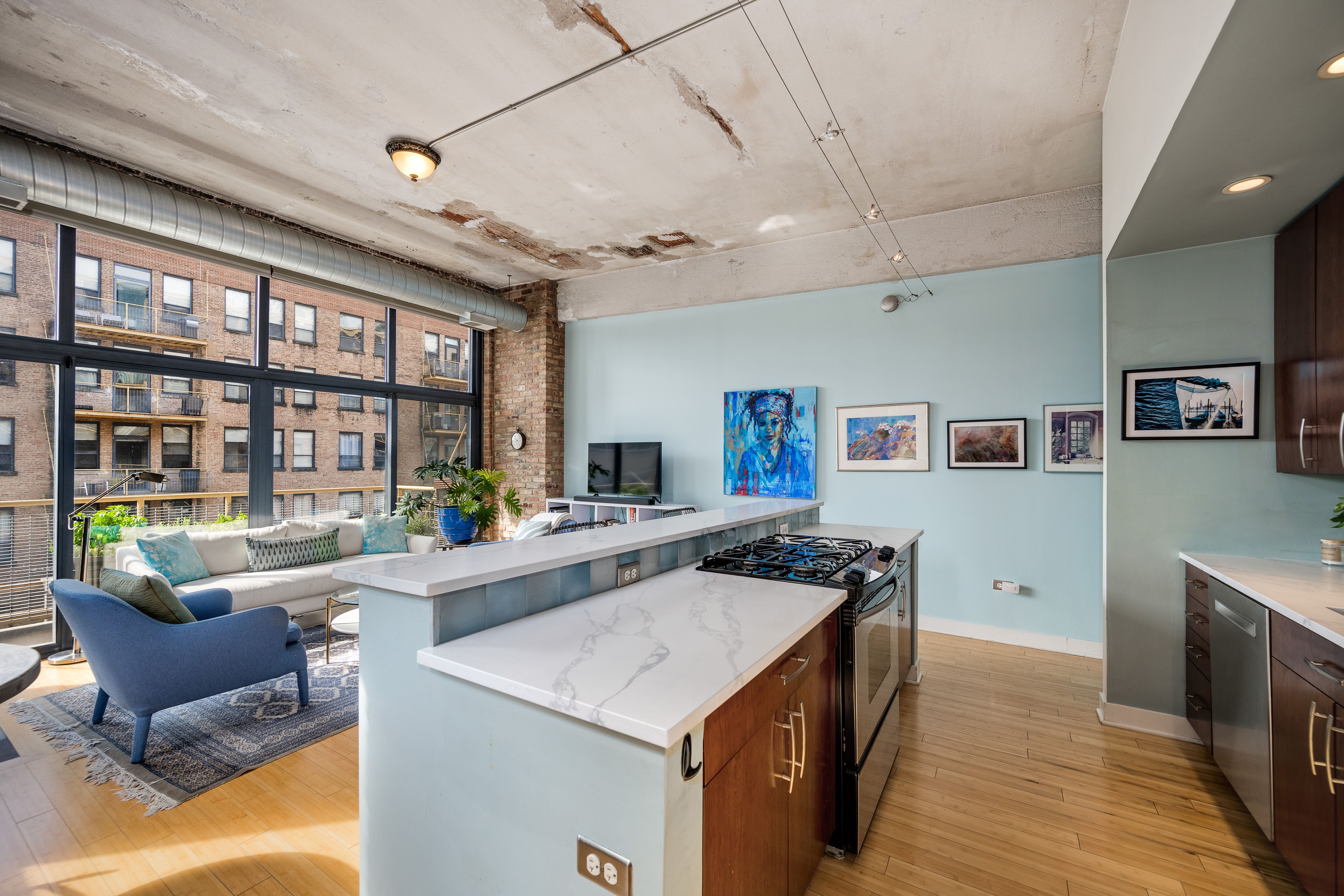  Discover the Charm of this Vibrant Southeast Corner Loft Condo - 物件實景