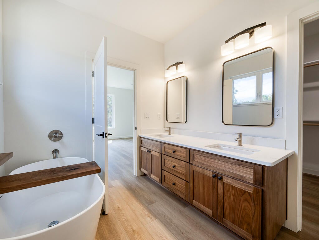 Klamath Falls, Oregon, 97601, United States, 3 Bedrooms Bedrooms, ,3 BathroomsBathrooms,Residential,For Sale,1991237