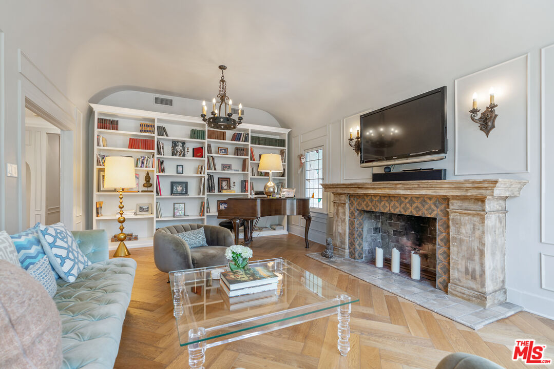Los Angeles, California, 90005, United States, 3 Bedrooms Bedrooms, ,3 BathroomsBathrooms,Residential,For Sale,1876512