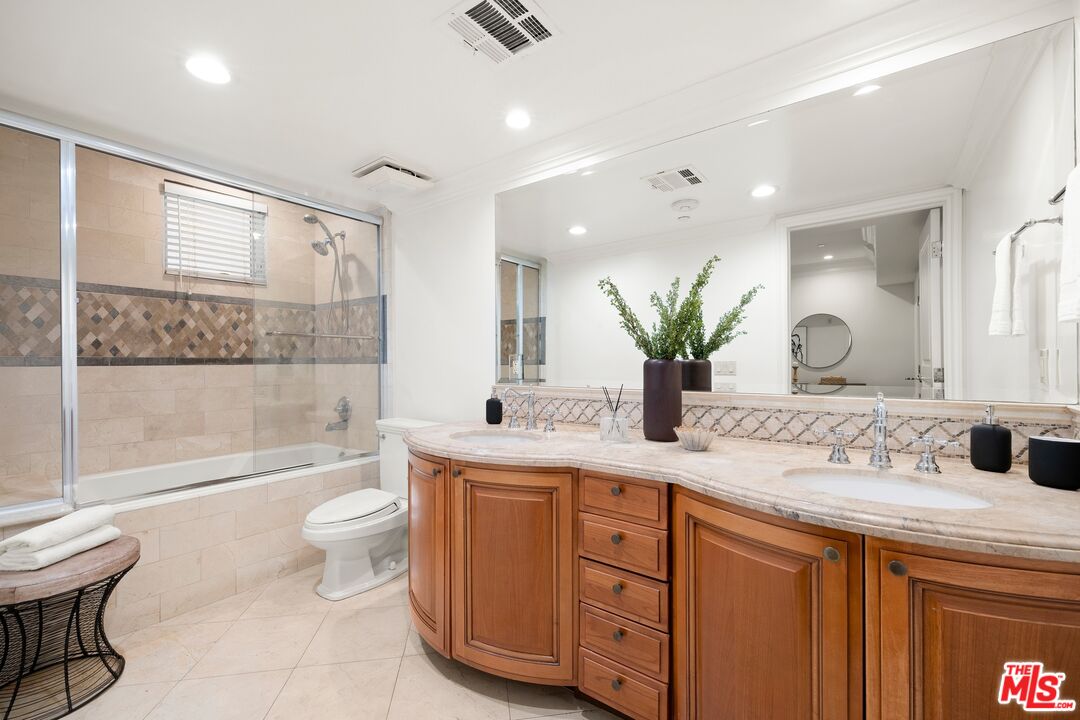 Los Angeles, California, 90049, United States, 2 Bedrooms Bedrooms, ,2 BathroomsBathrooms,Residential,For Sale,2002212