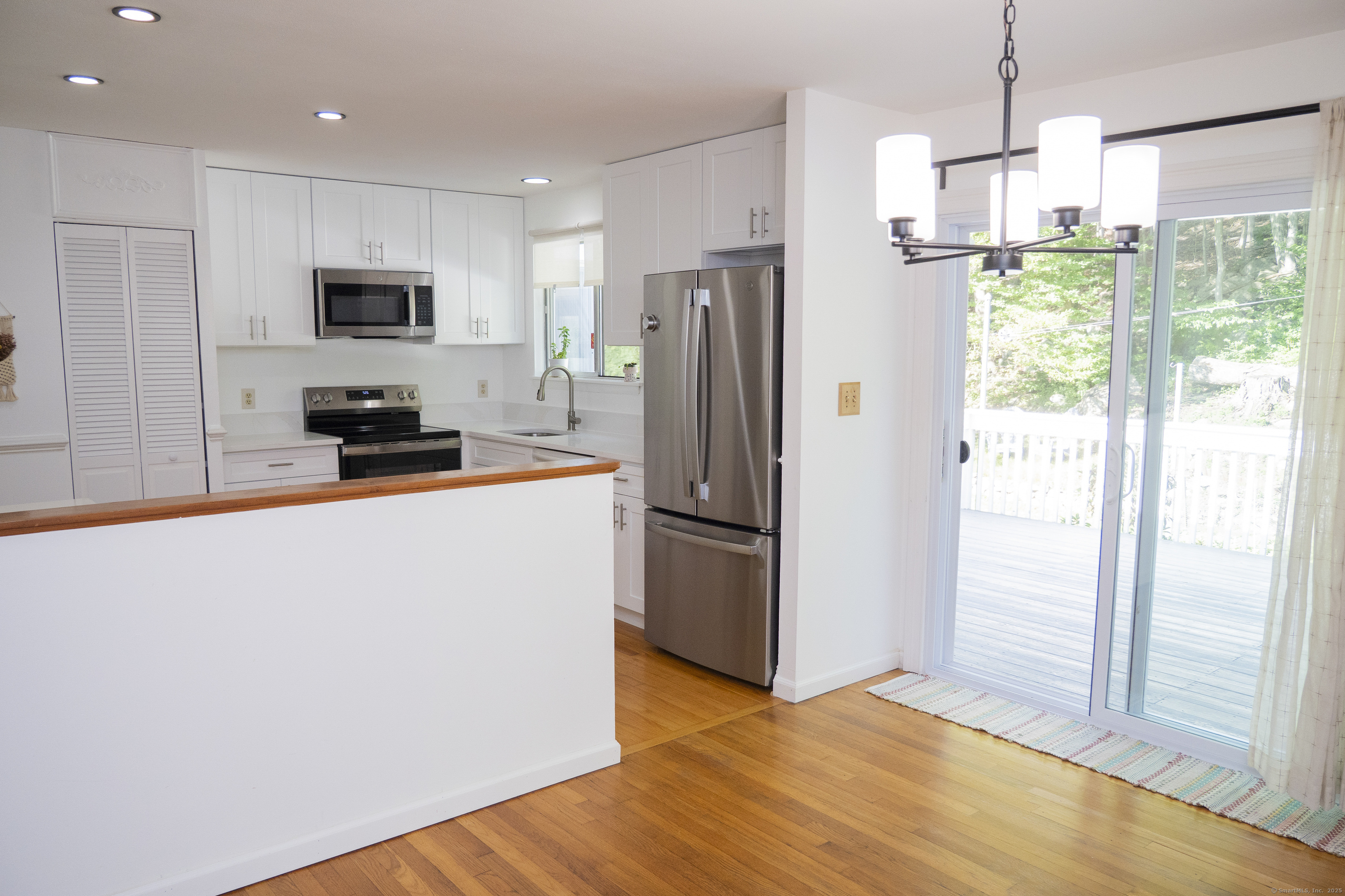 Trumbull, Connecticut, 06611, United States, 3 Bedrooms Bedrooms, ,3 BathroomsBathrooms,Residential,For Sale,1937031