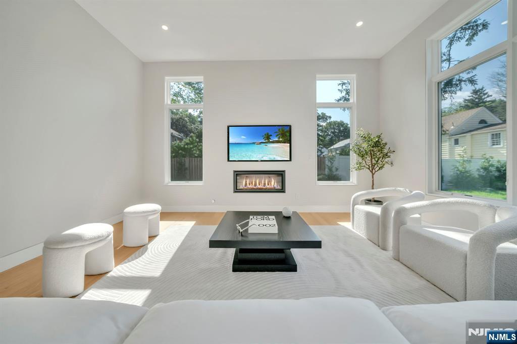 Tenafly, New Jersey, 07670, United States, 6 Bedrooms Bedrooms, ,6 BathroomsBathrooms,Residential,For Sale,1906714