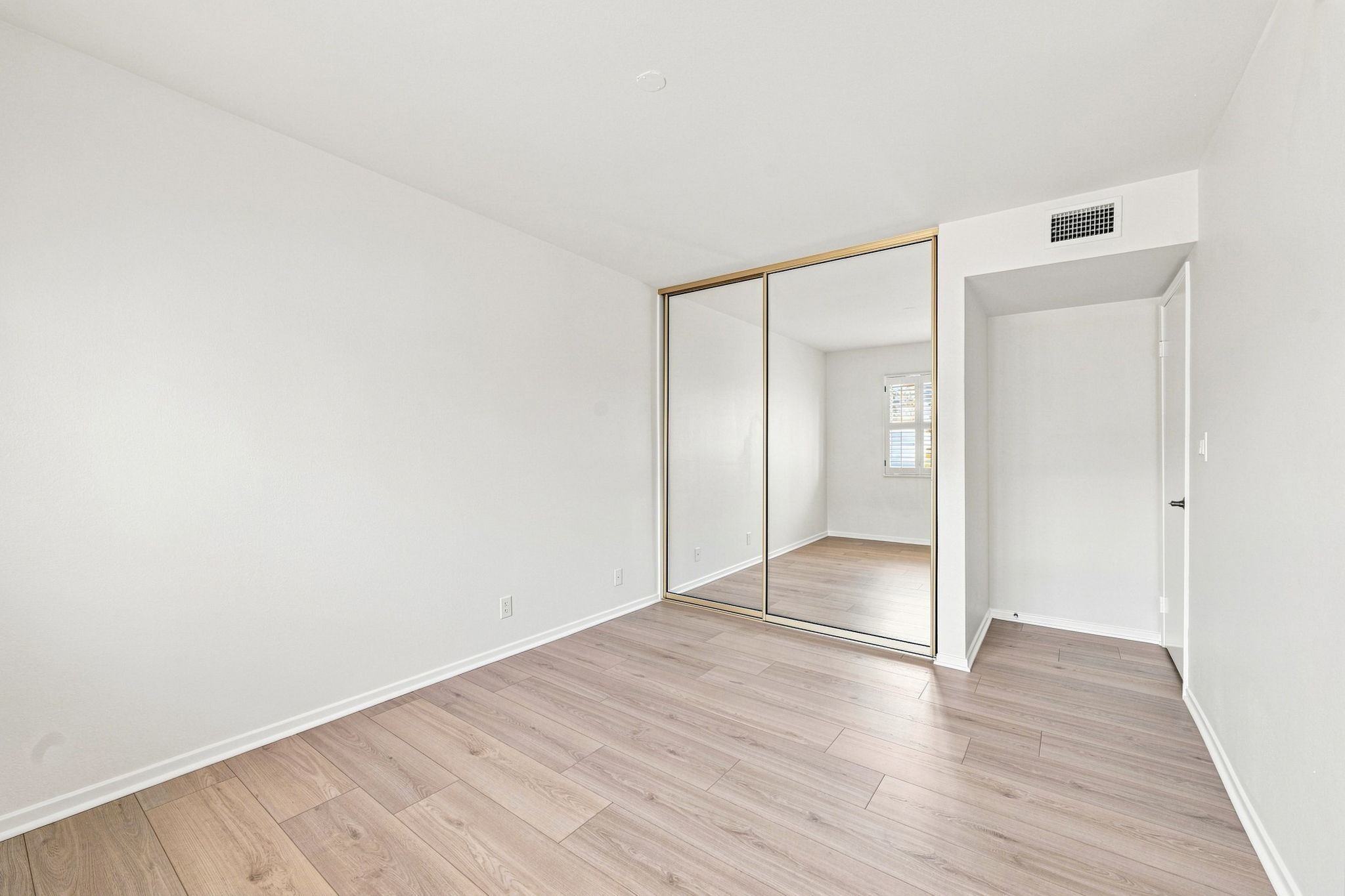  21801 Burbank Boulevard, 83 - 物件實景