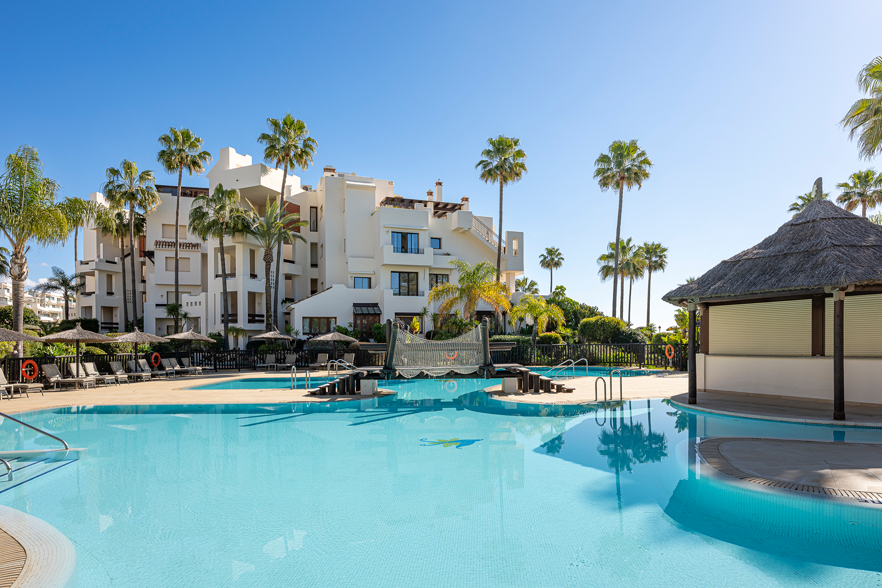  Beachfront corner apartment with expansive terrace in Estepona - 物件實景