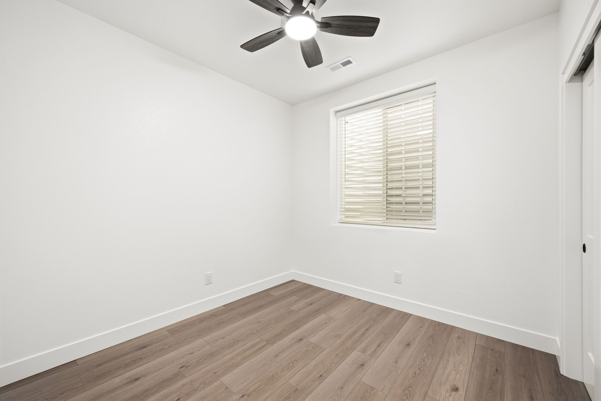  Newly constructed home offering 6 beds & 4 baths with a flexible layout - 物件實景