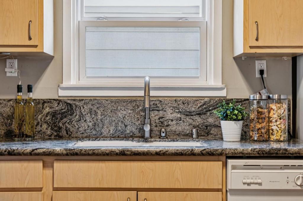 San Francisco, California, 94134, United States, 3 Bedrooms Bedrooms, ,2 BathroomsBathrooms,Residential,For Sale,1943072
