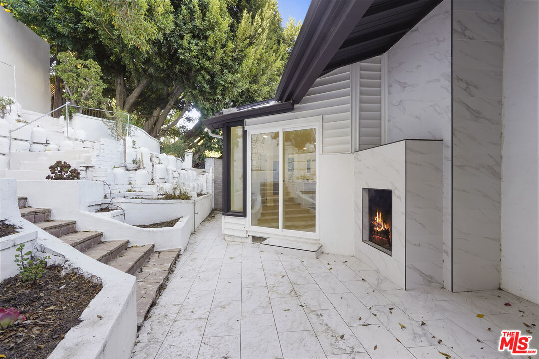 Los Angeles, California, 90068, United States, 5 Bedrooms Bedrooms, ,4 BathroomsBathrooms,Residential,For Sale,1892047