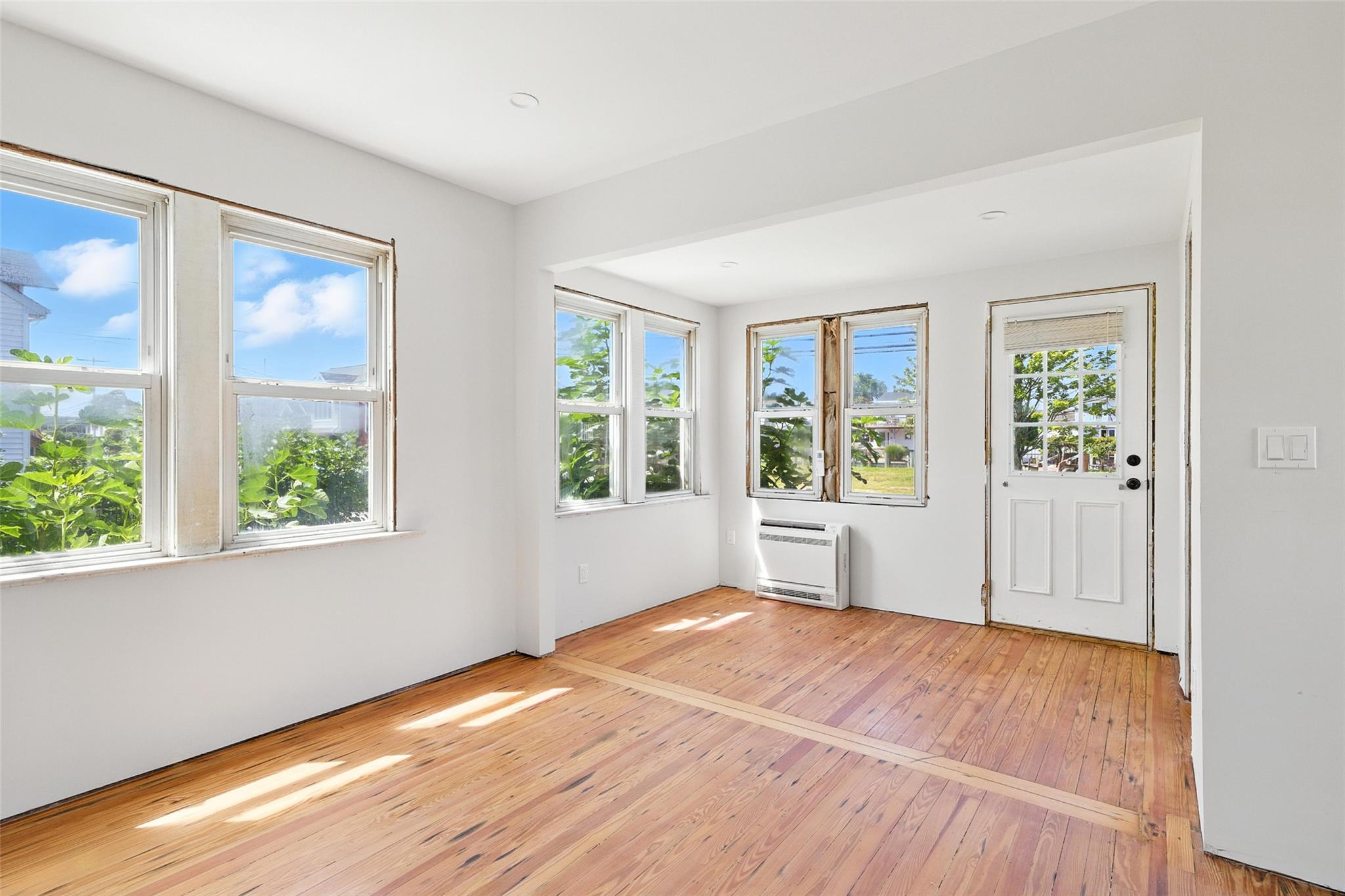 Seaford, New York, 11783, United States, 3 Bedrooms Bedrooms, ,2 BathroomsBathrooms,Residential,For Sale,1908312
