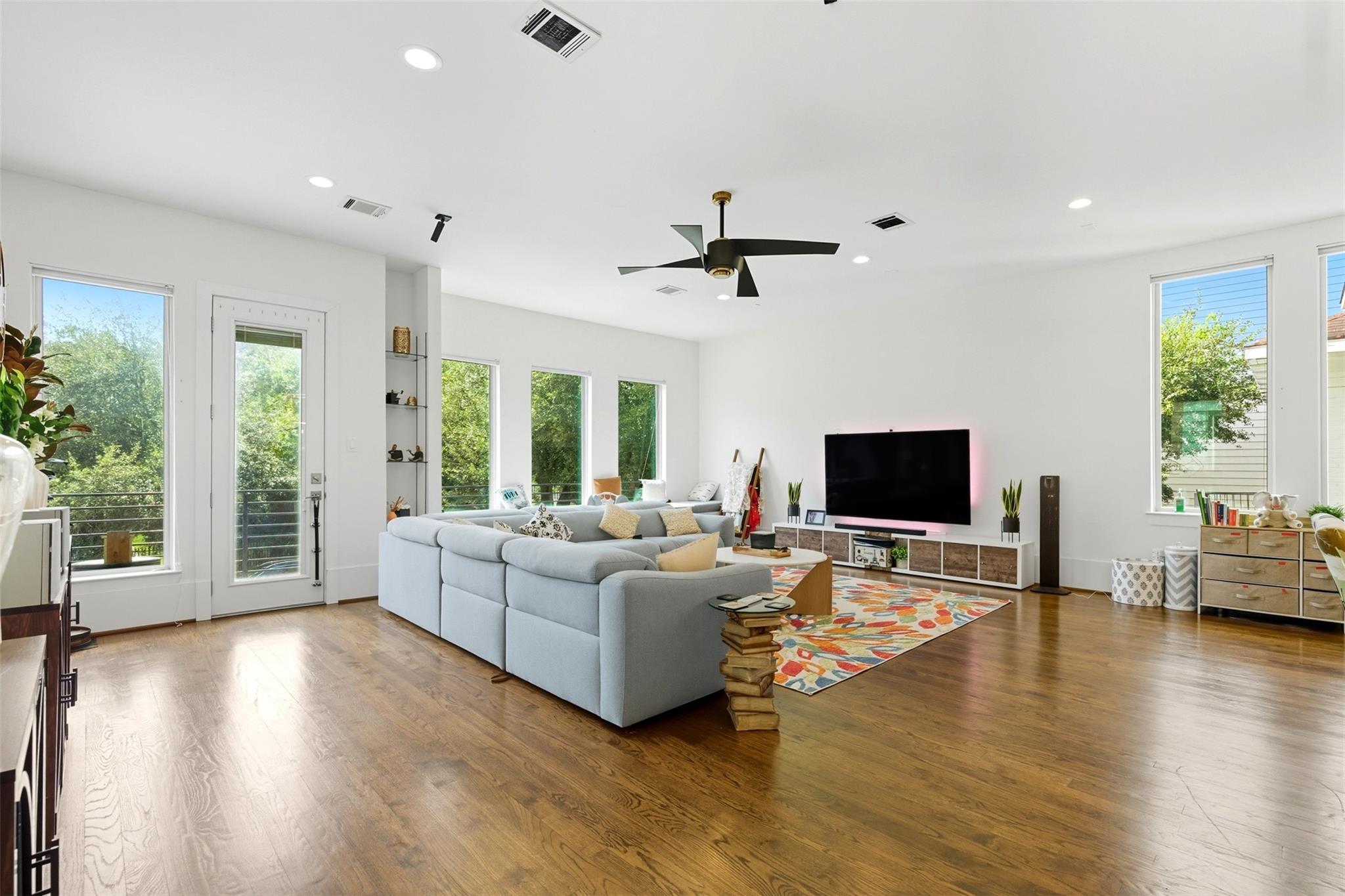 Houston, Texas, 77006, United States, 3 Bedrooms Bedrooms, ,4 BathroomsBathrooms,Residential,For Sale,1977830