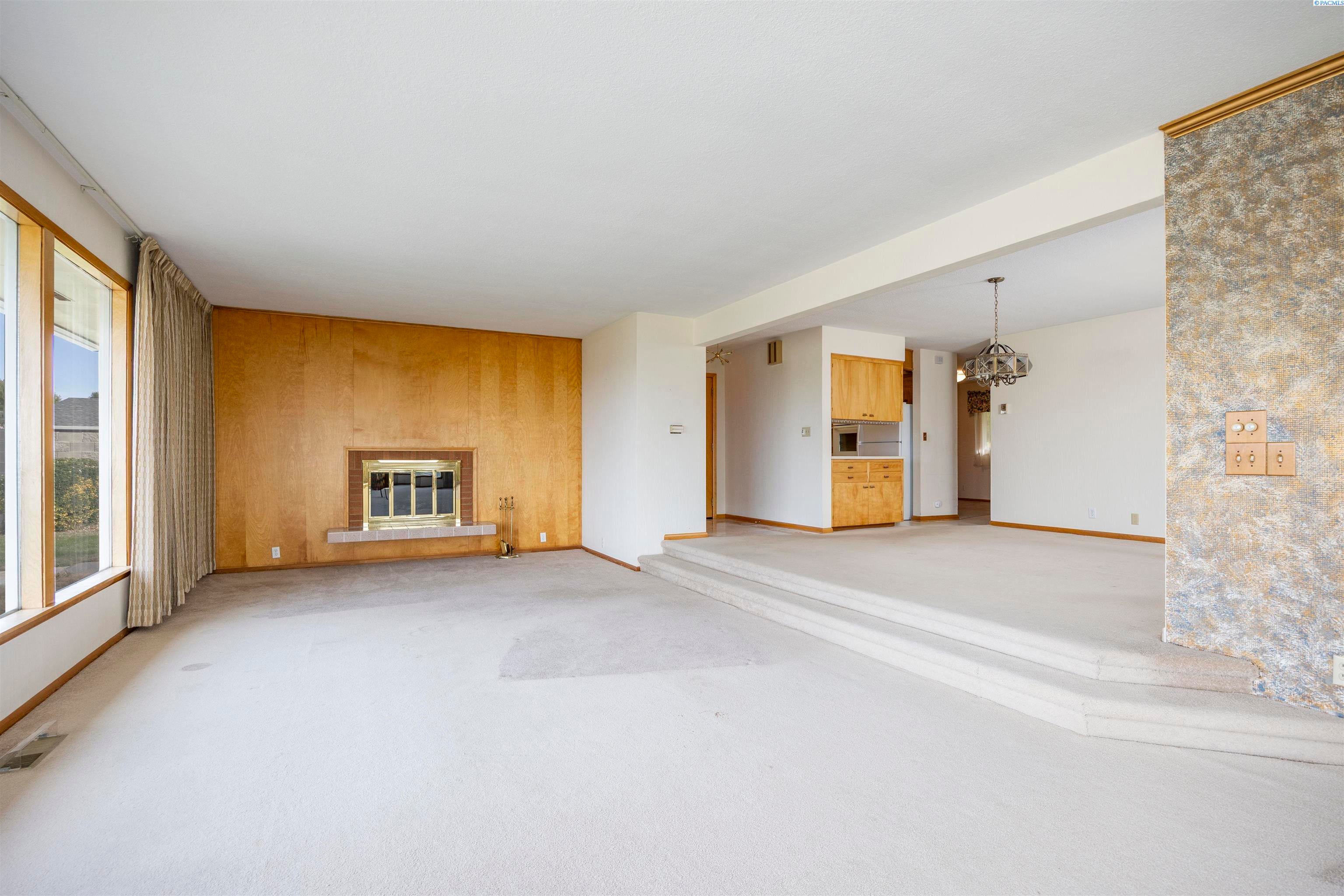 Sunnyside, Washington, 98944, United States, 3 Bedrooms Bedrooms, ,3 BathroomsBathrooms,Residential,For Sale,1973800