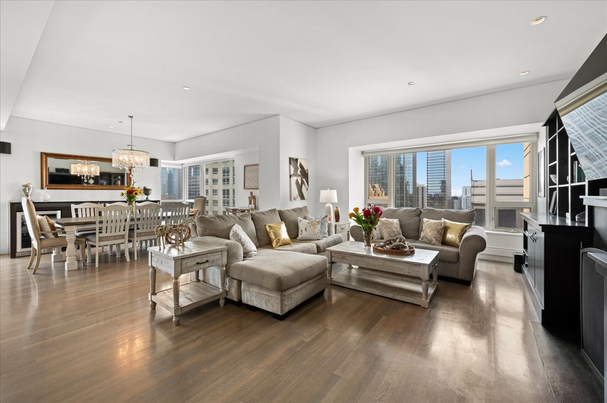 Chicago, Illinois, 60611, United States, 2 Bedrooms Bedrooms, ,3 BathroomsBathrooms,Residential,For Sale,1938726