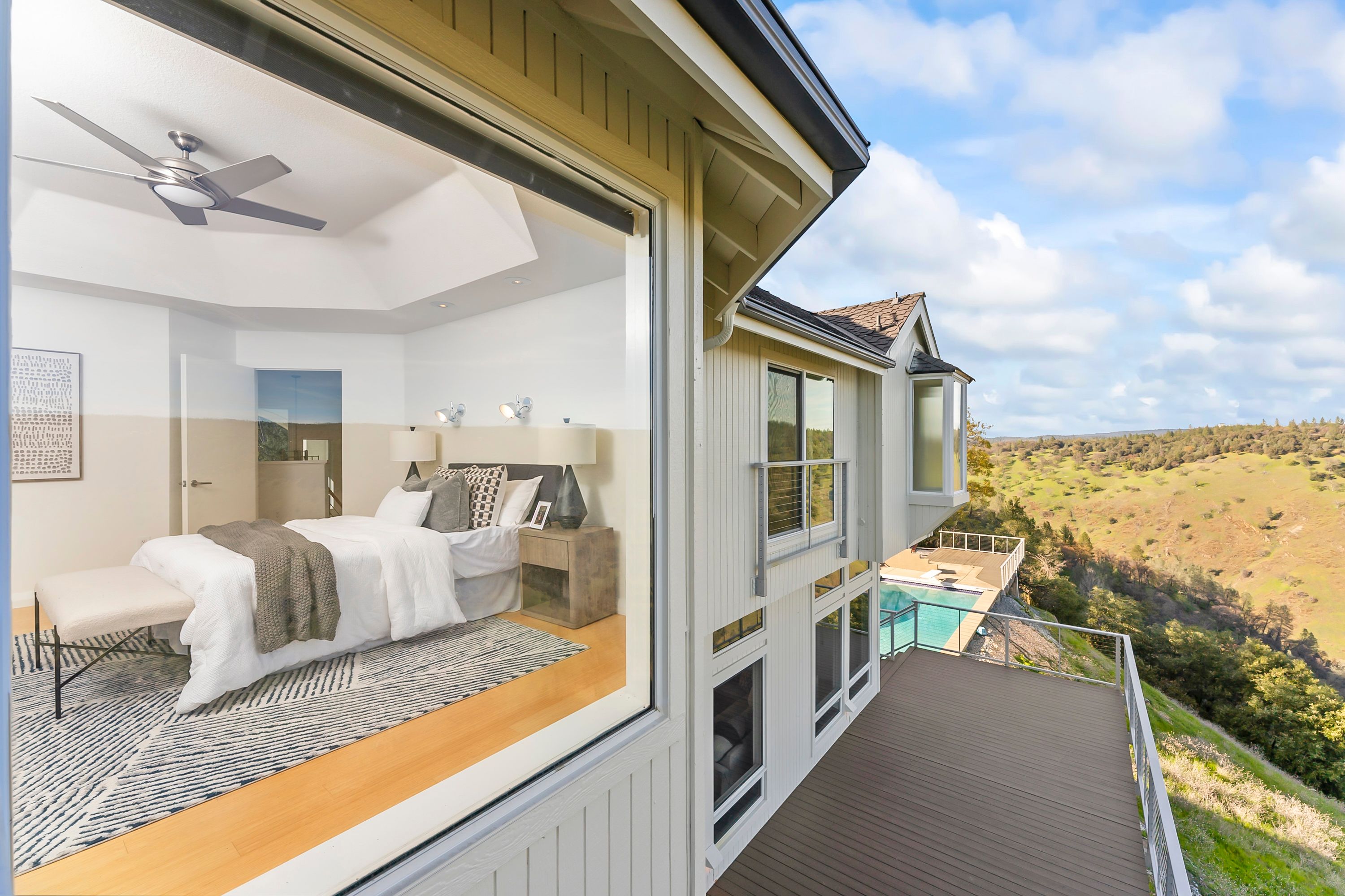  River Views • Pool • A Striking Estate That Makes a Statement - 物件實景