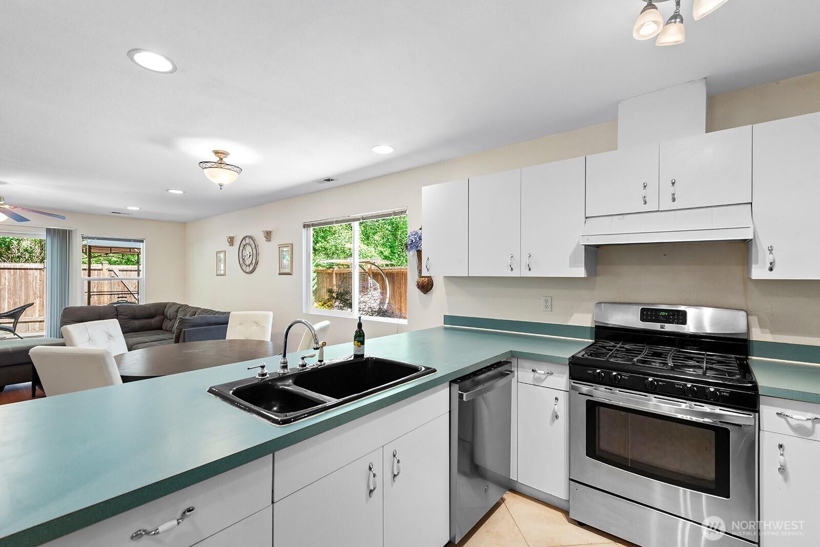 EVERETT, Washington, 98208, United States, 3 Bedrooms Bedrooms, ,3 BathroomsBathrooms,Residential,For Sale,1875330