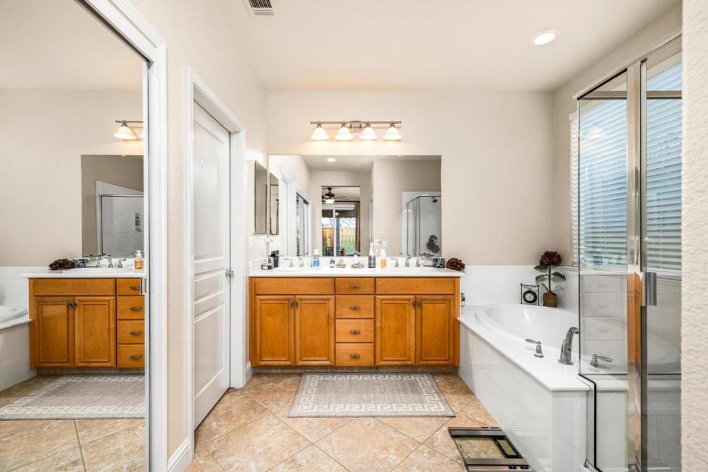 Oakdale, California, 95361, United States, 4 Bedrooms Bedrooms, ,2 BathroomsBathrooms,Residential,For Sale,1981612