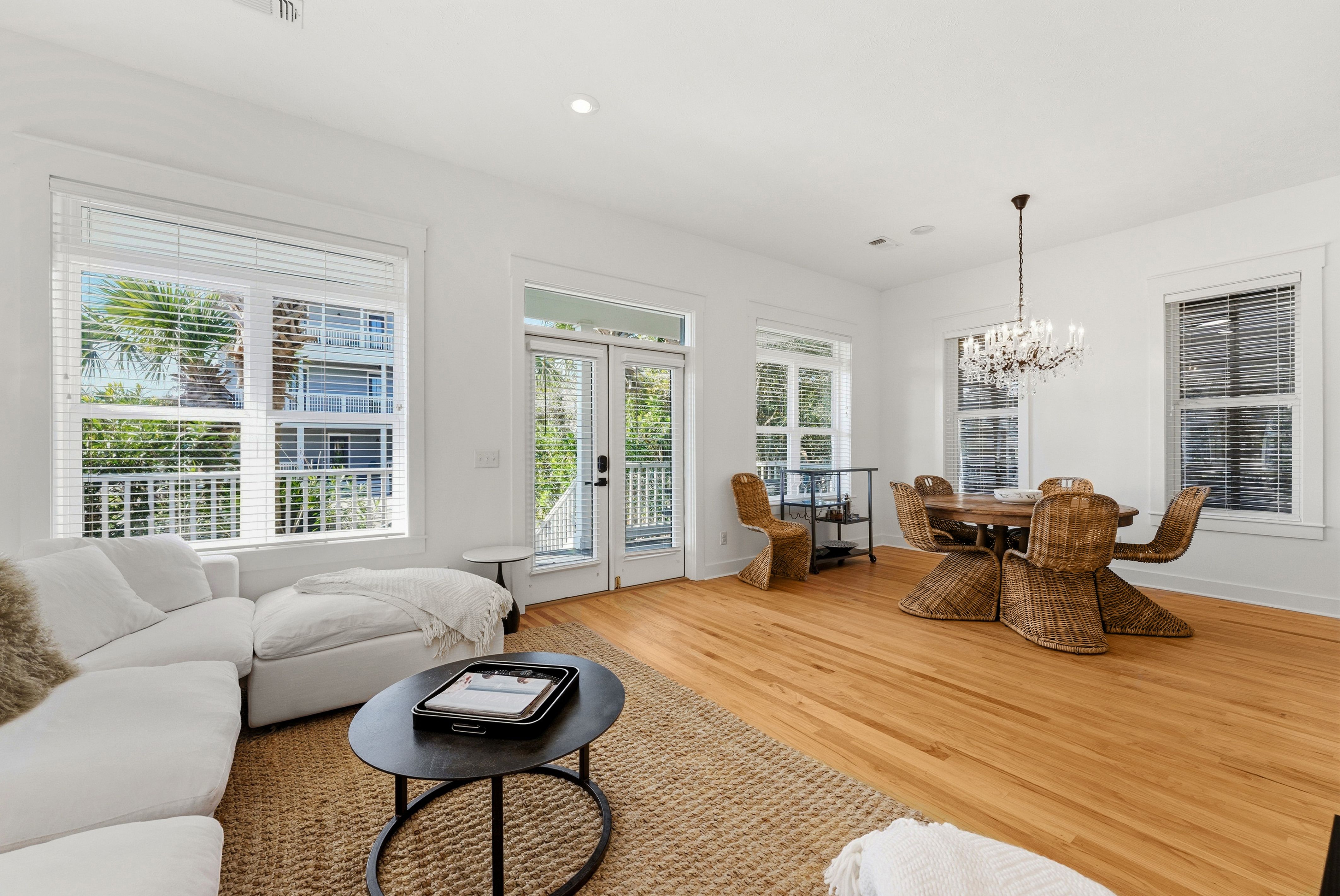  Single Story Home Located on Private Street with Deeded Beach Access - 物件實景