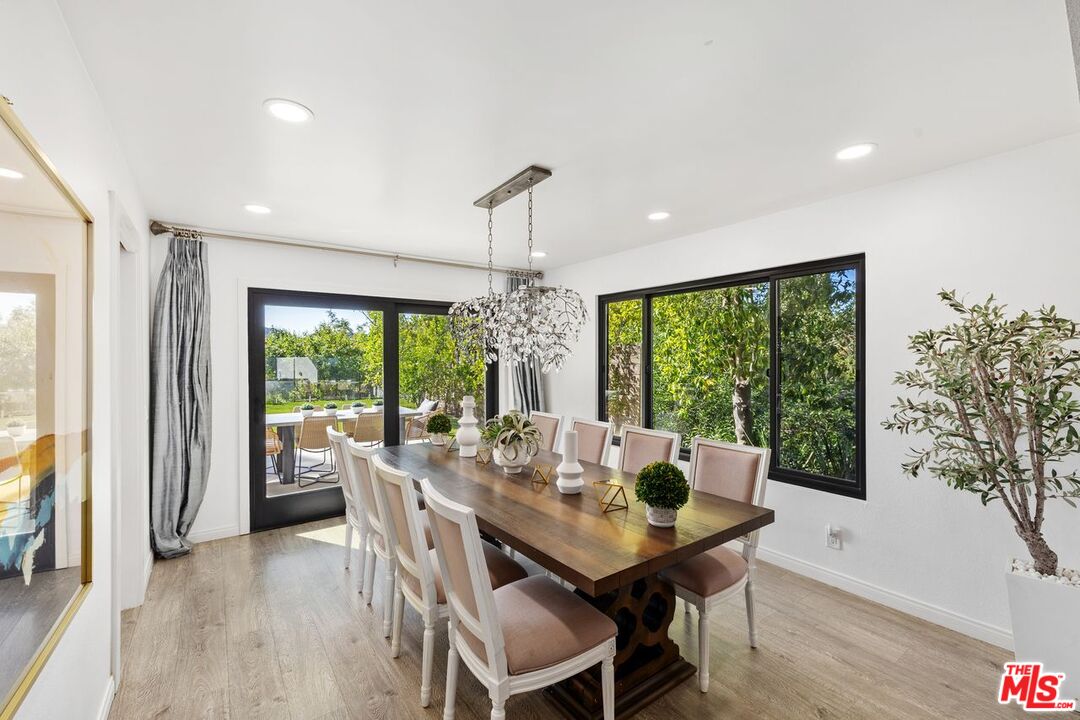 Los Angeles, California, 90077, United States, 5 Bedrooms Bedrooms, ,1 BathroomBathrooms,Residential,For Sale,1987970