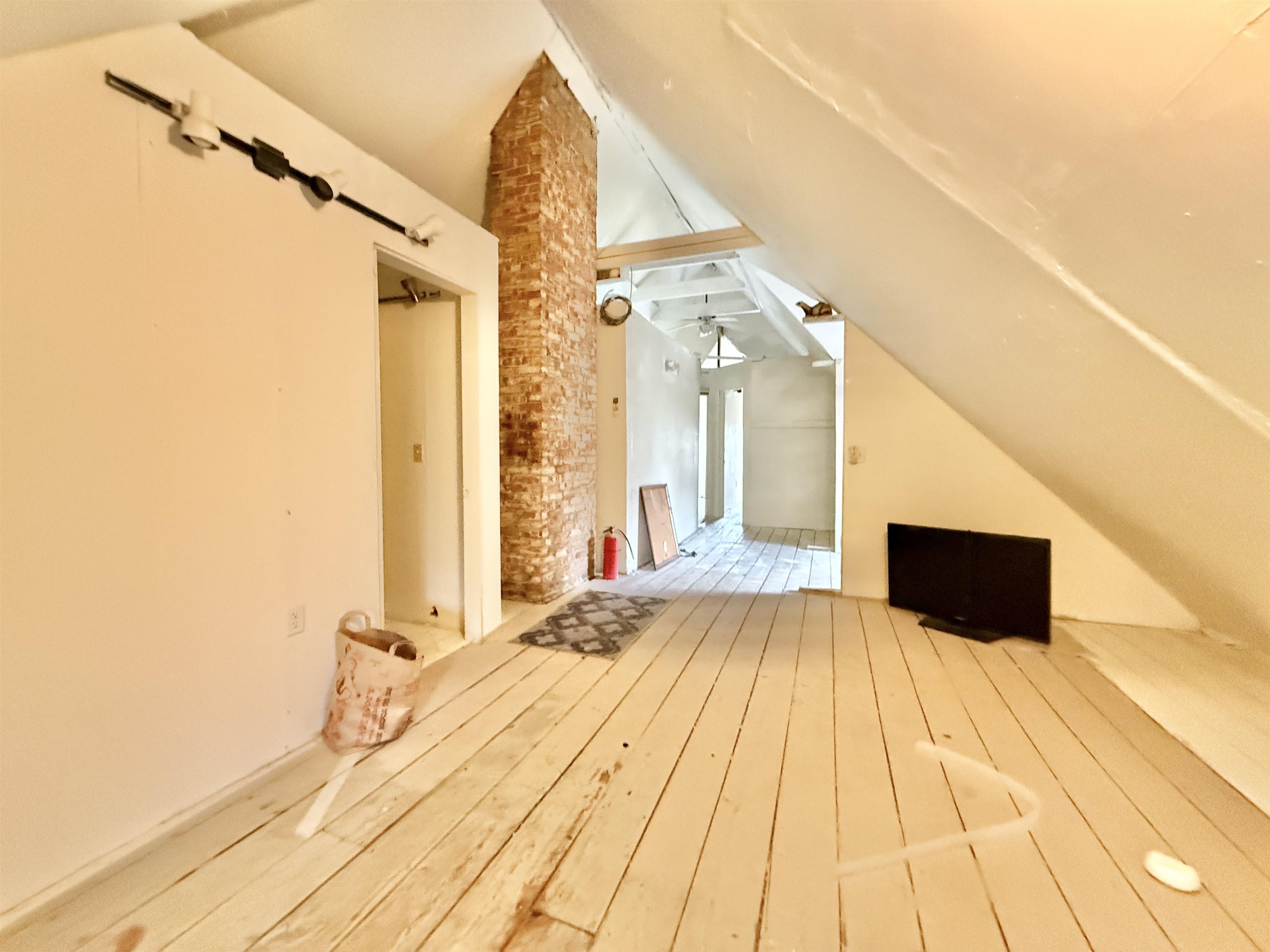 Madison, Wisconsin, 53703, United States, 5 Bedrooms Bedrooms, ,2 BathroomsBathrooms,Residential,For Sale,1979001