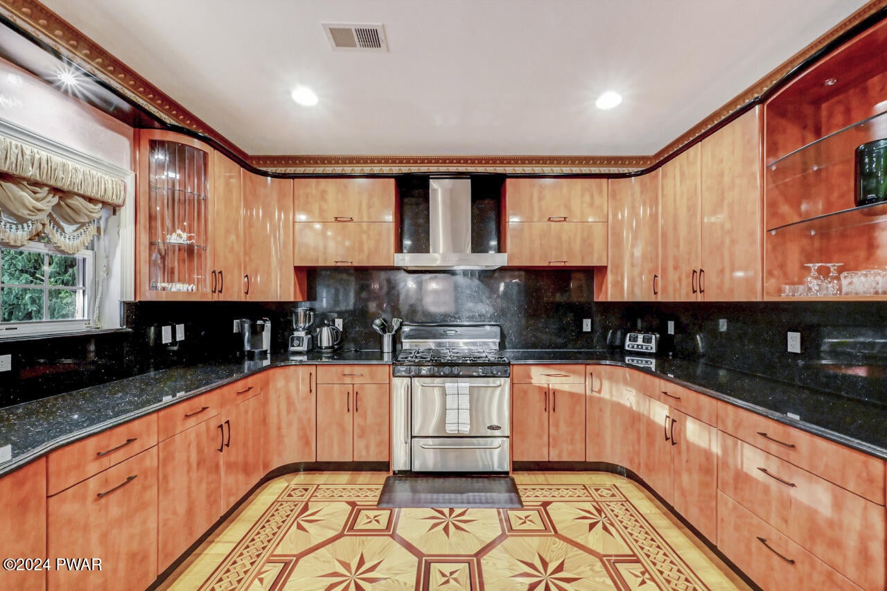 Albrightsville, Pennsylvania, 18210, United States, 4 Bedrooms Bedrooms, ,5 BathroomsBathrooms,Residential,For Sale,1982857