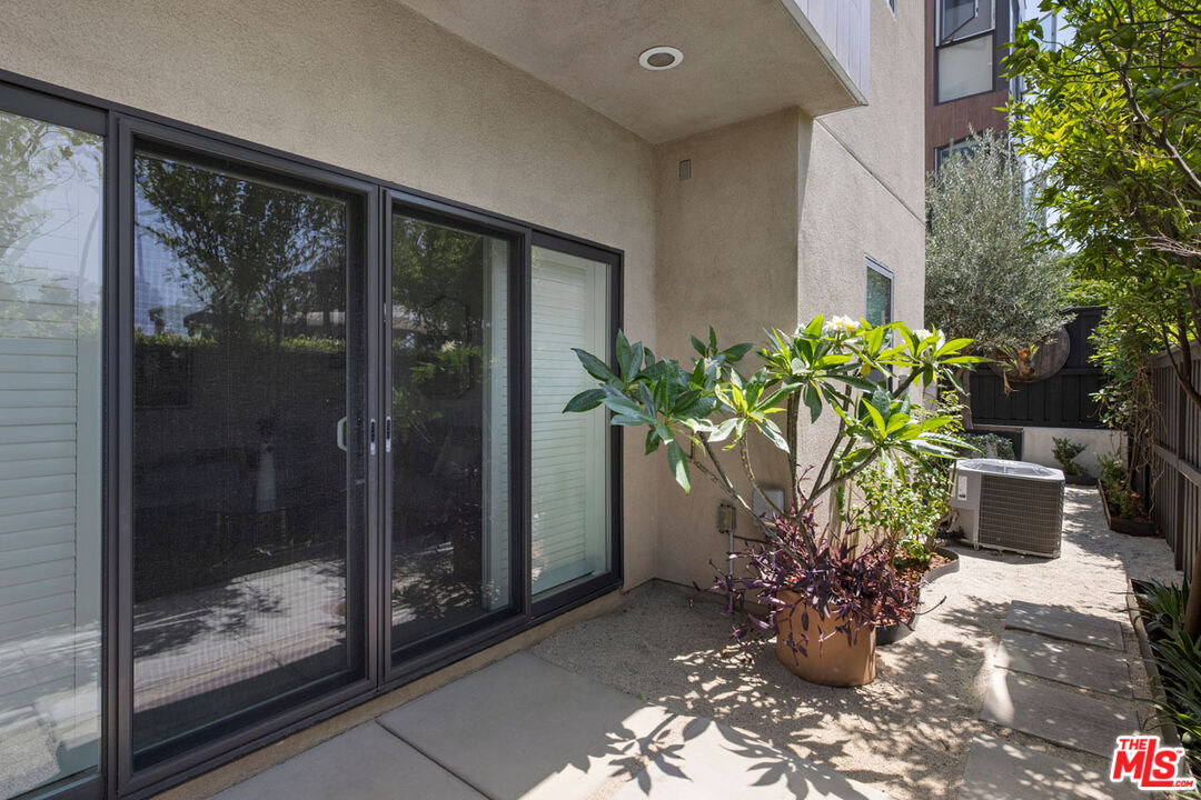Los Angeles, California, 90026, United States, 3 Bedrooms Bedrooms, ,4 BathroomsBathrooms,Residential,For Sale,1927240