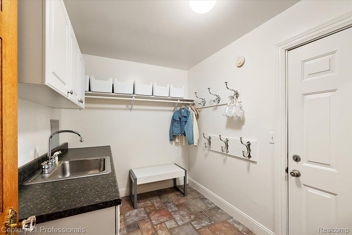 Clarkston, Michigan, 48346, United States, 4 Bedrooms Bedrooms, ,7 BathroomsBathrooms,Residential,For Sale,2048841