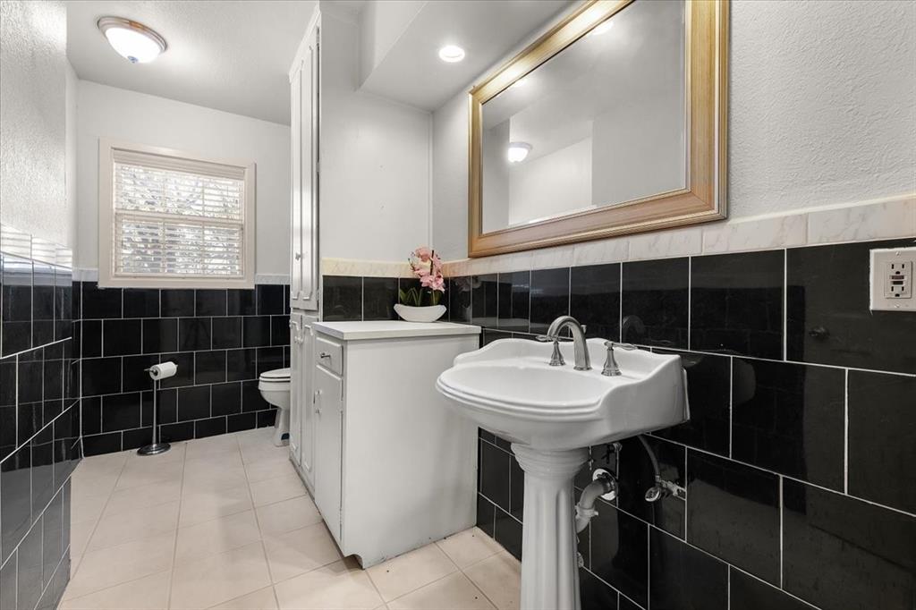 8248 Meadowbrook Drive, Fort Worth, Texas, 76120, United States, 5 Bedrooms Bedrooms, ,6 BathroomsBathrooms,Residential,For Sale,8248 Meadowbrook Drive,1666284