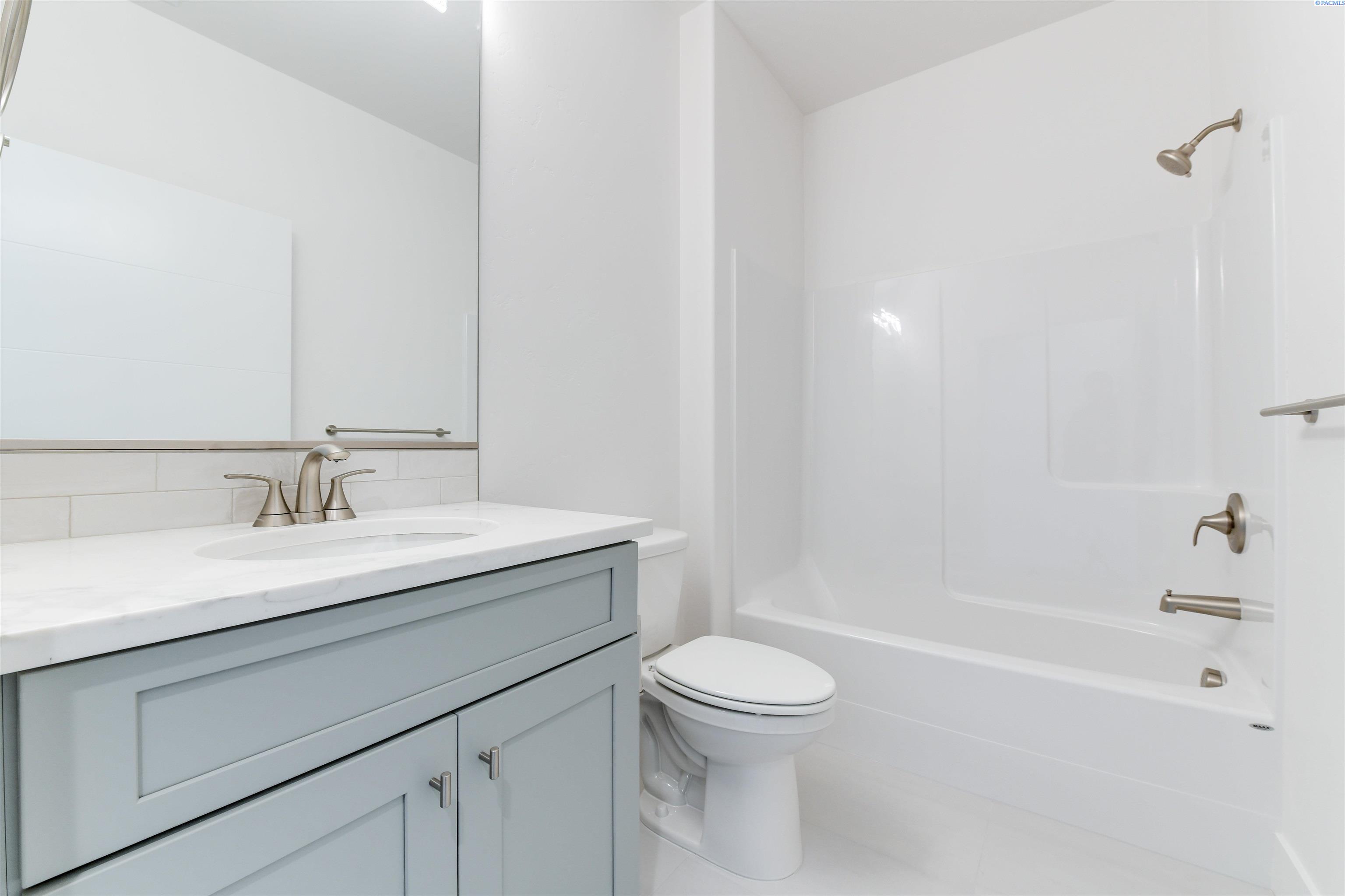 Richland, Washington, 99352, United States, 4 Bedrooms Bedrooms, ,1 BathroomBathrooms,Residential,For Sale,1992937