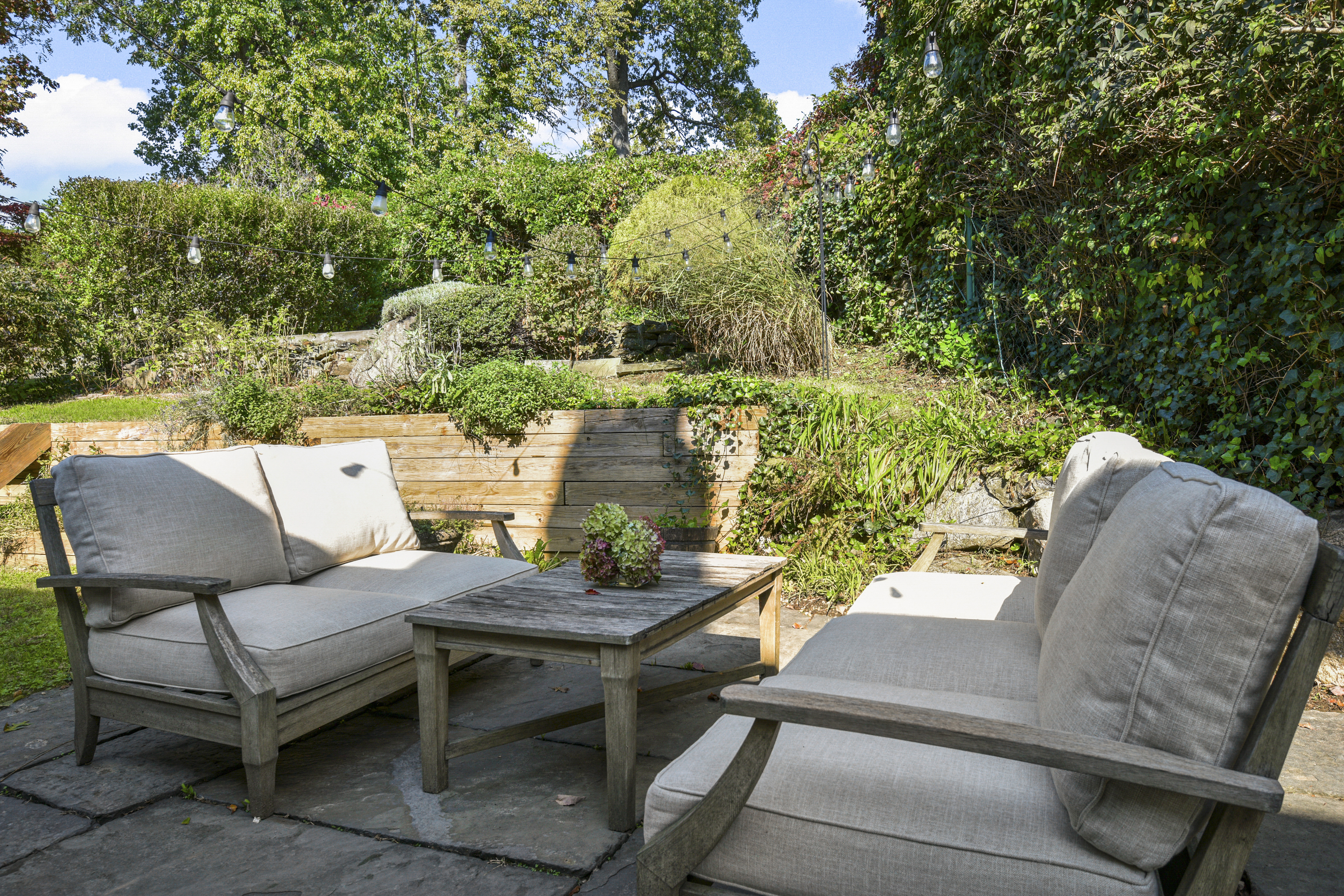  Sun-Filled Larchmont Woods Colonial - 物件實景